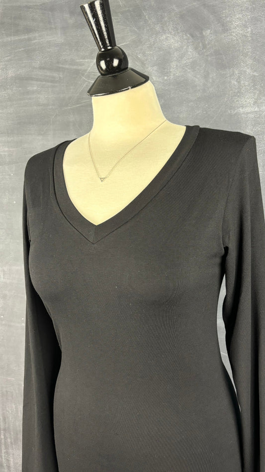 Robe noire classique neuve Joelle, taille small. Vue de l'encolure.