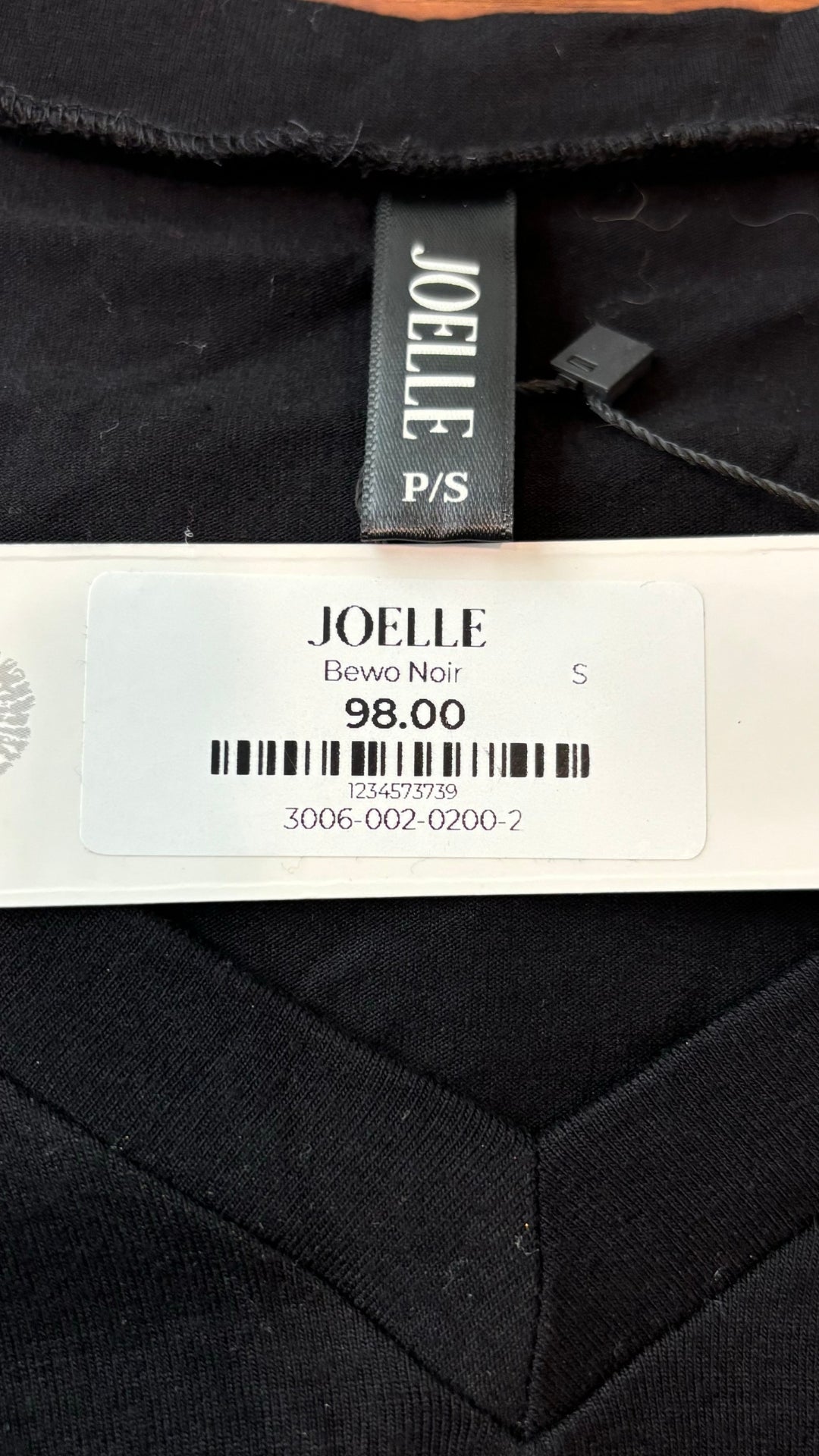 Robe noire classique neuve Joelle, taille small. Vue de l'étiquette.