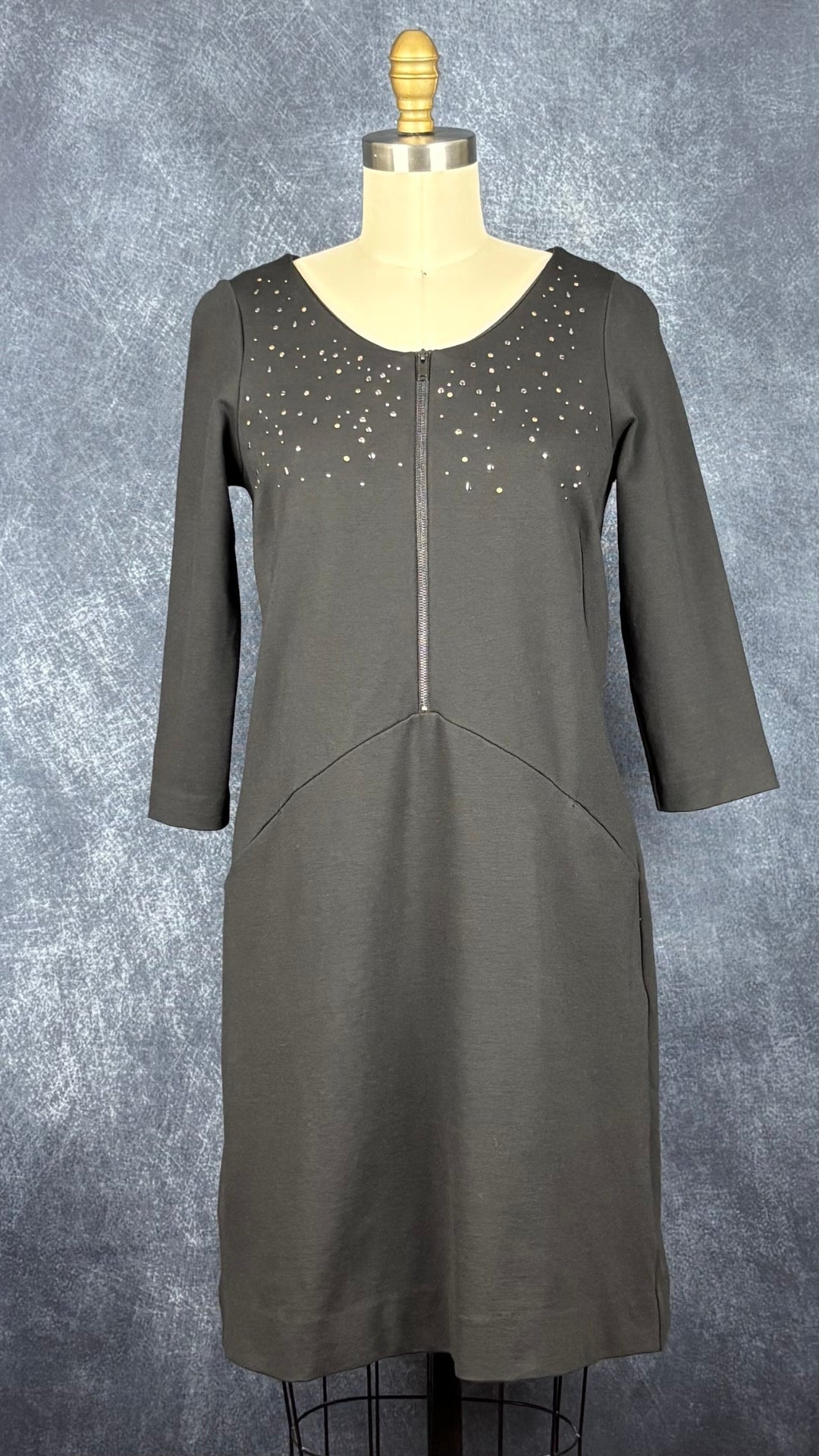Robe noire confortable encolure cloutée Sandwich, taille small. Vue de face.