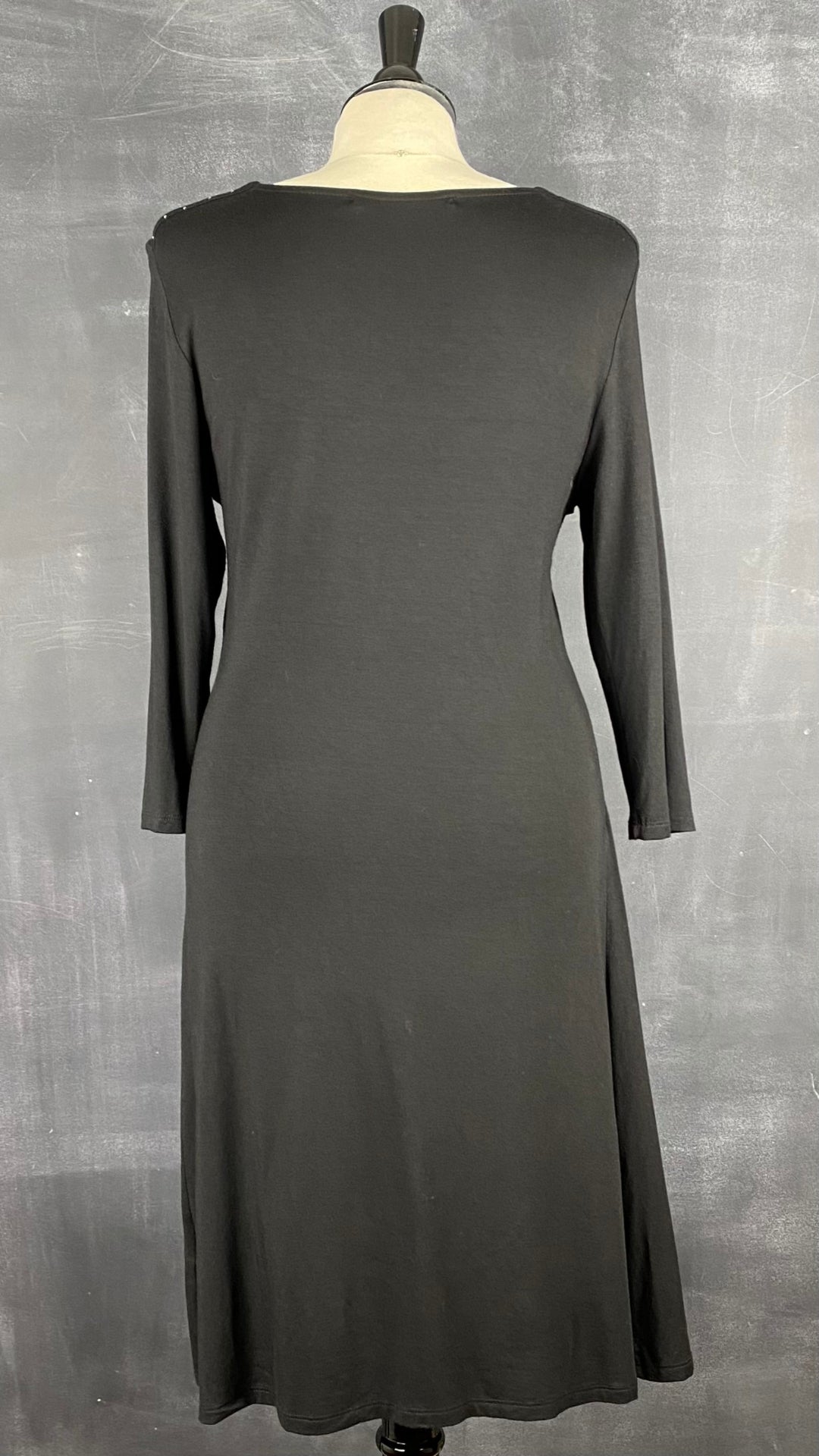 Robe noire drapée La Fée Maraboutée, taille s-m. Vue de dos.