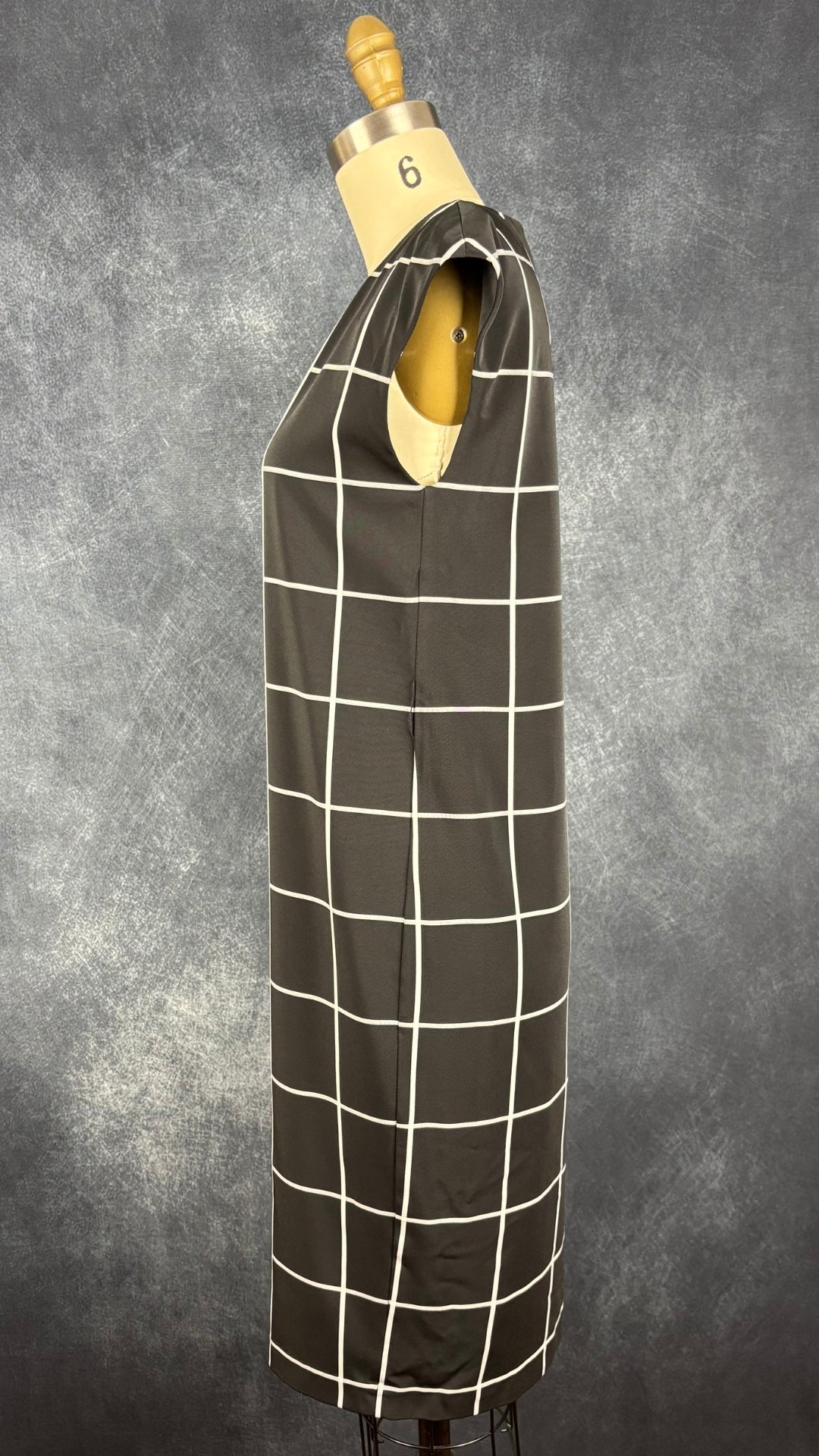 Robe noire droite noire et blanche à carreaux InWear, taille xs. Vue de côté.
