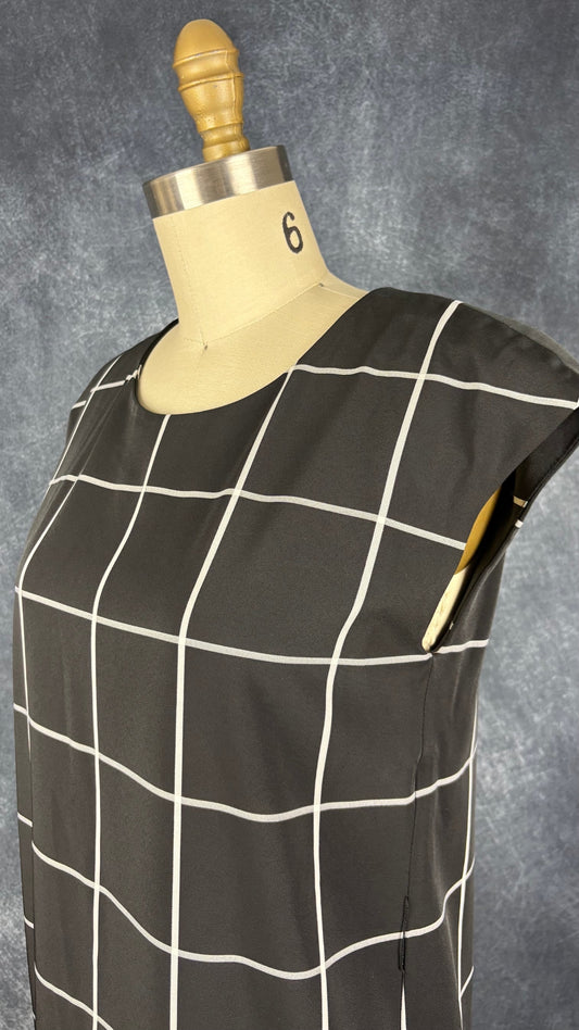 Robe noire droite noire et blanche à carreaux InWear, taille xs. Vue de l'encolure.