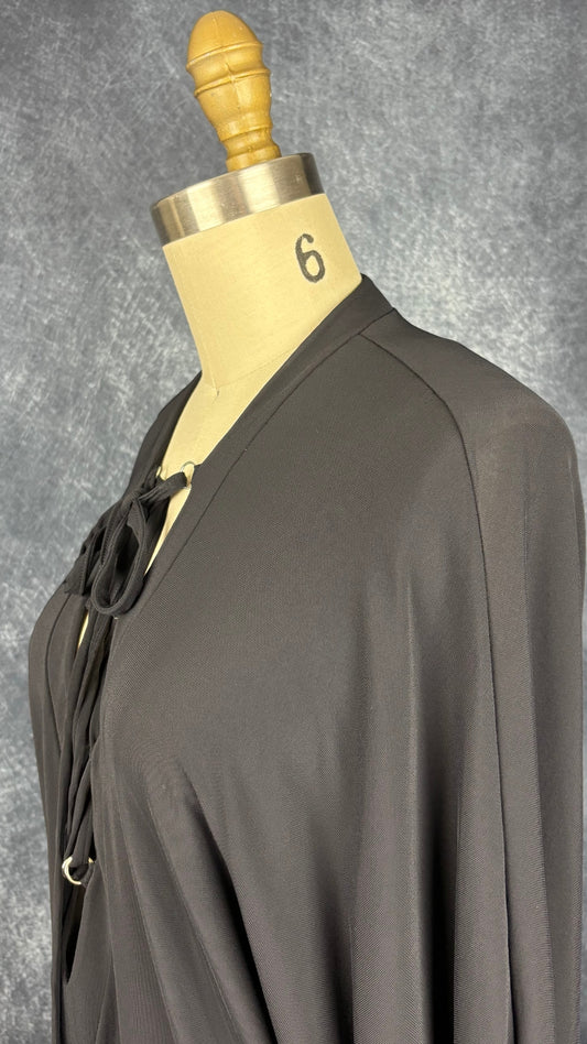 Robe de plage noire à encolure lacée Shan, taille 6. Vue de l'encolure.