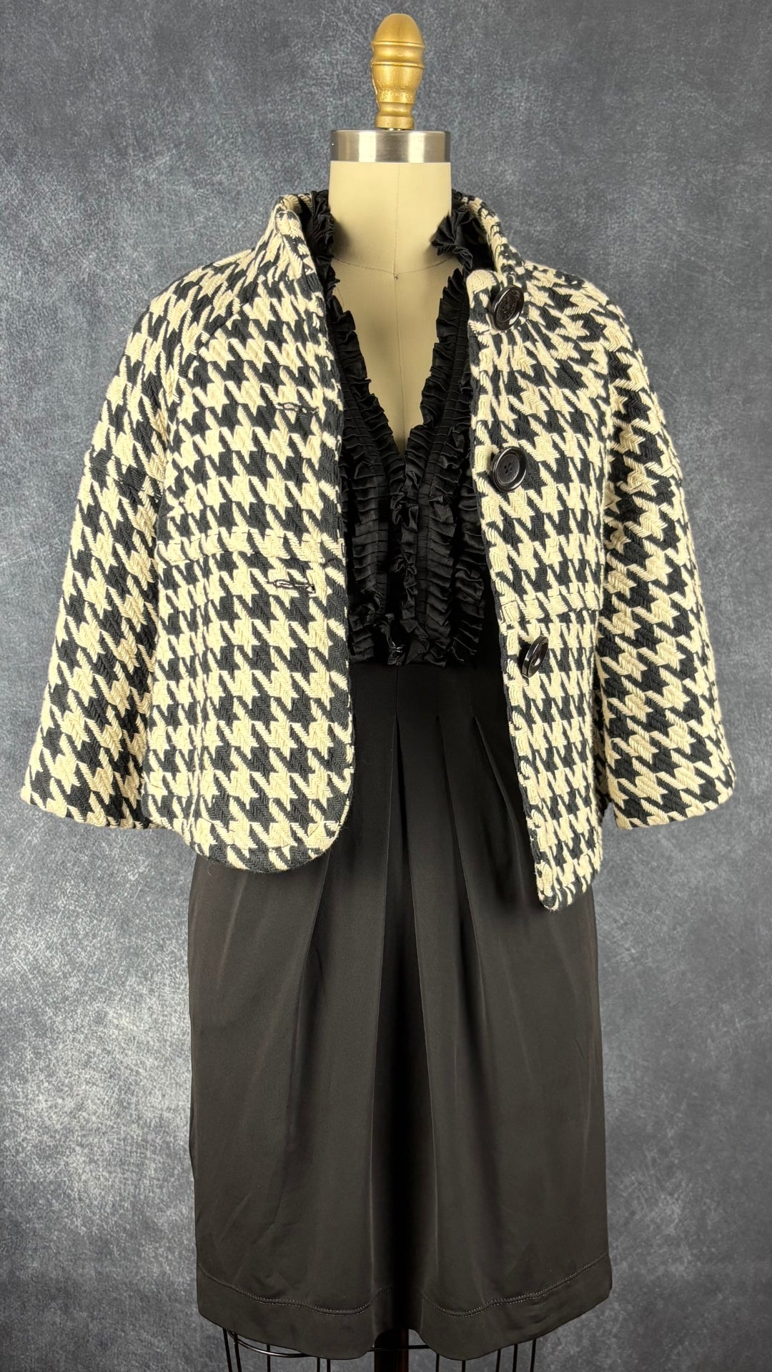 Robe noire encolure frisons BCBG MaxAzria, taille xxs. Vue de l'agencement avec la veste pied-de-poule Michael Kors.