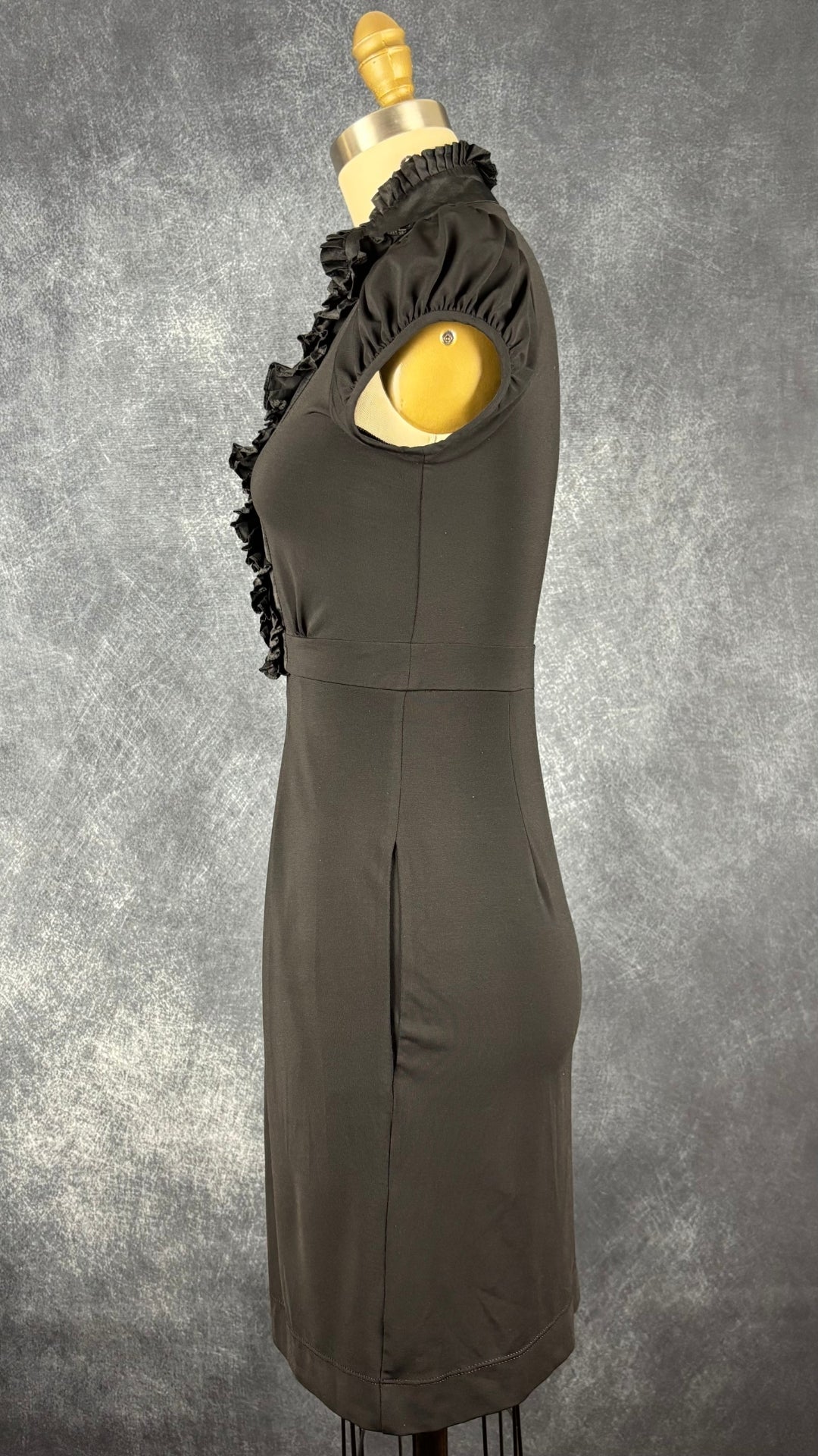 Robe noire encolure frisons BCBG MaxAzria, taille xxs. Vue de côté.