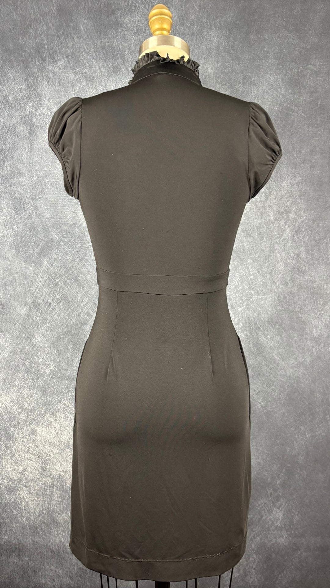 Robe noire encolure frisons BCBG MaxAzria, taille xxs. Vue de dos.