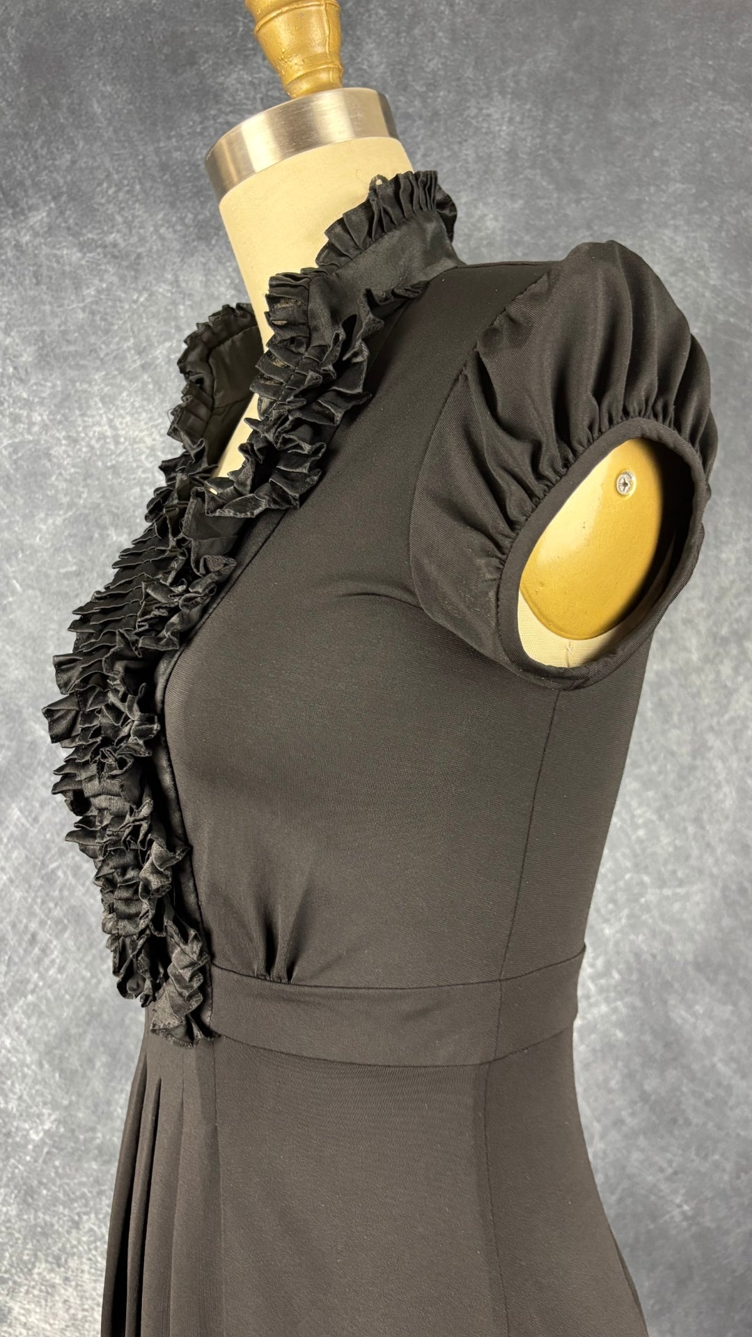 Robe noire encolure frisons BCBG MaxAzria, taille xxs. Vue de l'encolure.