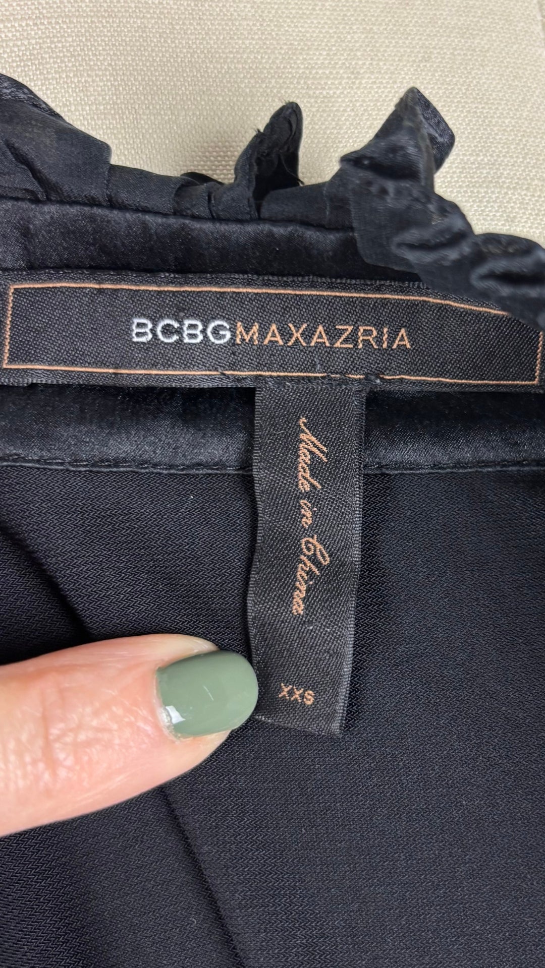 Robe noire encolure frisons BCBG MaxAzria, taille xxs. Vue de l'étiquette.