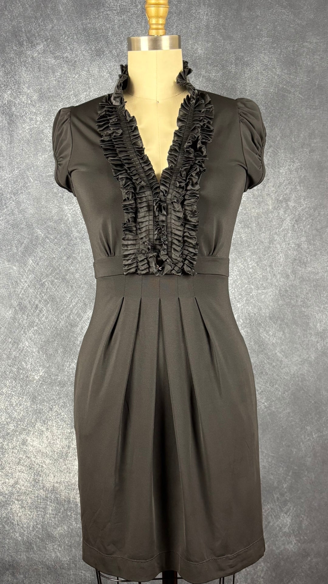 Robe noire encolure frisons BCBG MaxAzria, taille xxs. Vue de face.