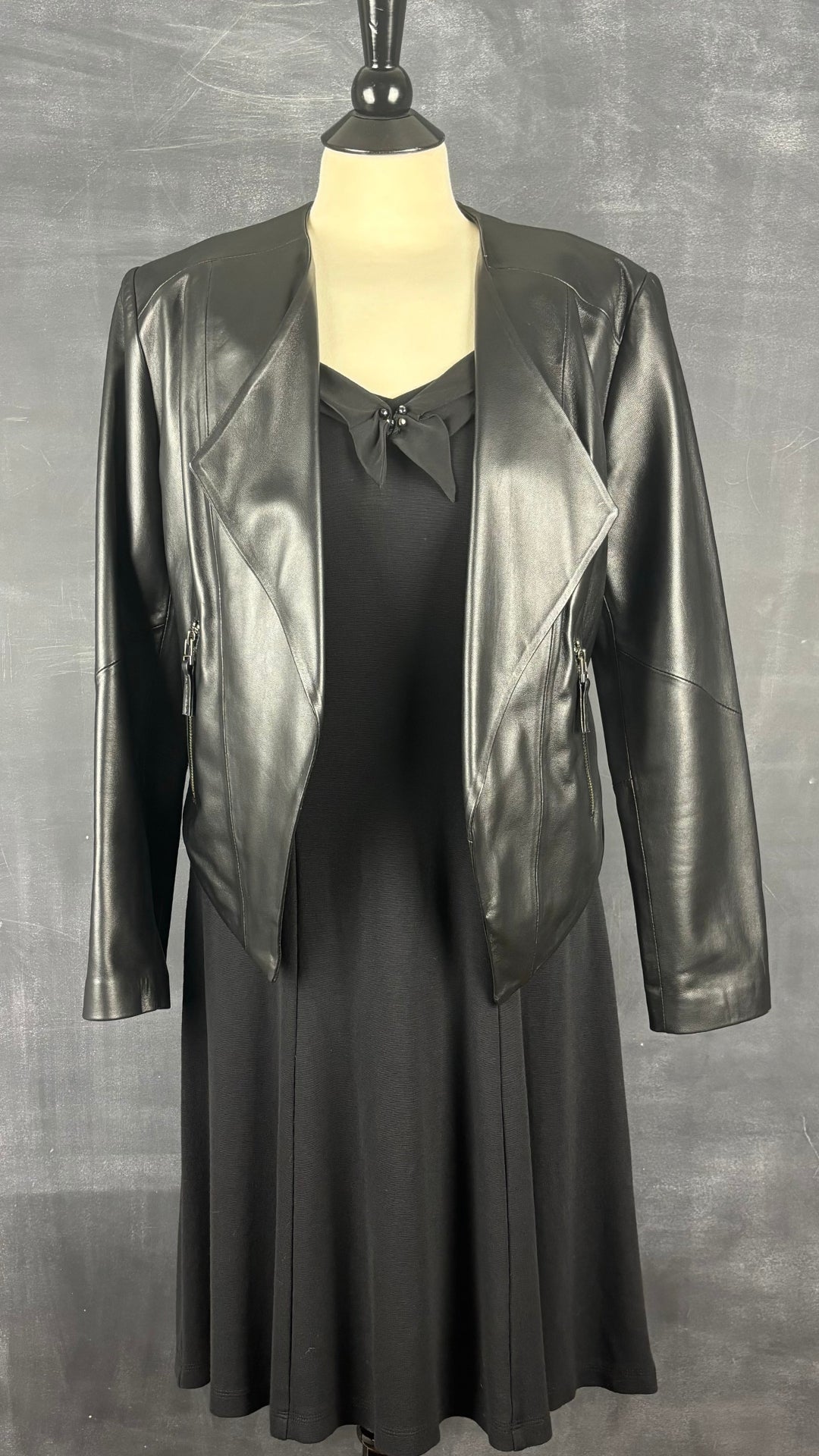 Robe noire jolie encolure Isabelle Elie Boutique, taille estimée xs/s. Vue de l'agencement avec la veste en cuir.