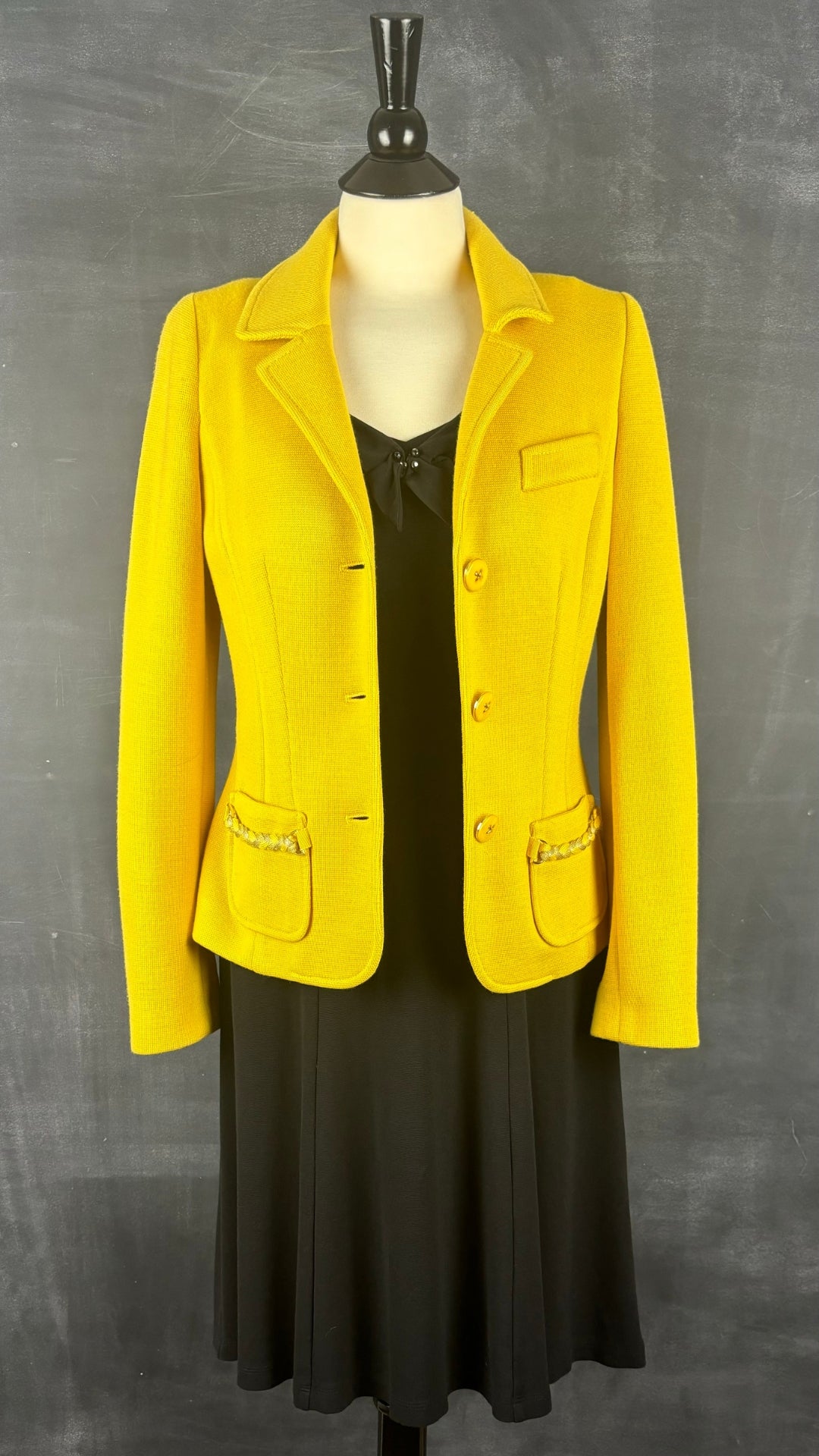 Robe noire jolie encolure Isabelle Elie Boutique, taille estimée xs/s. Vue de l'agencement avec la veste jaune en laine Luisa Spagnoli.