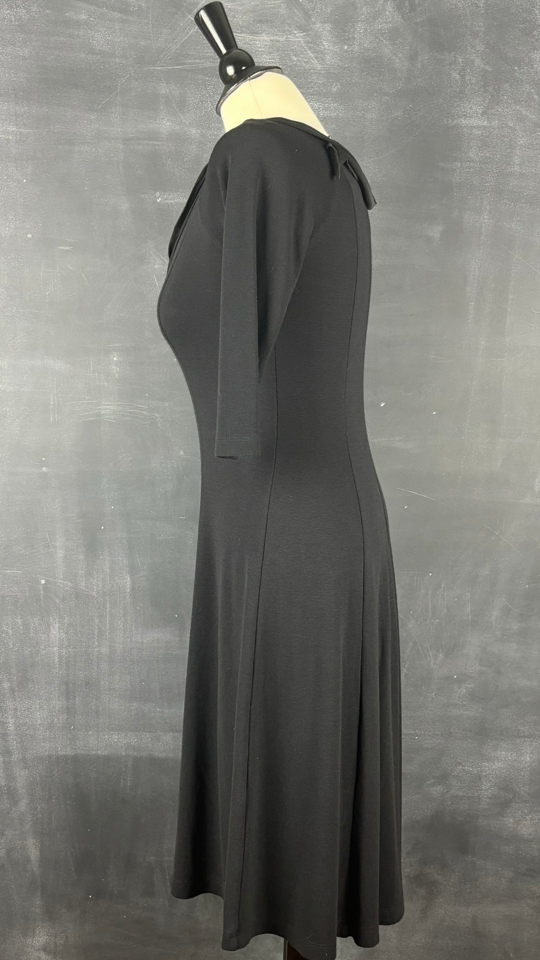 Robe noire jolie encolure Isabelle Elie Boutique, taille estimée xs/s. Vue de côté.