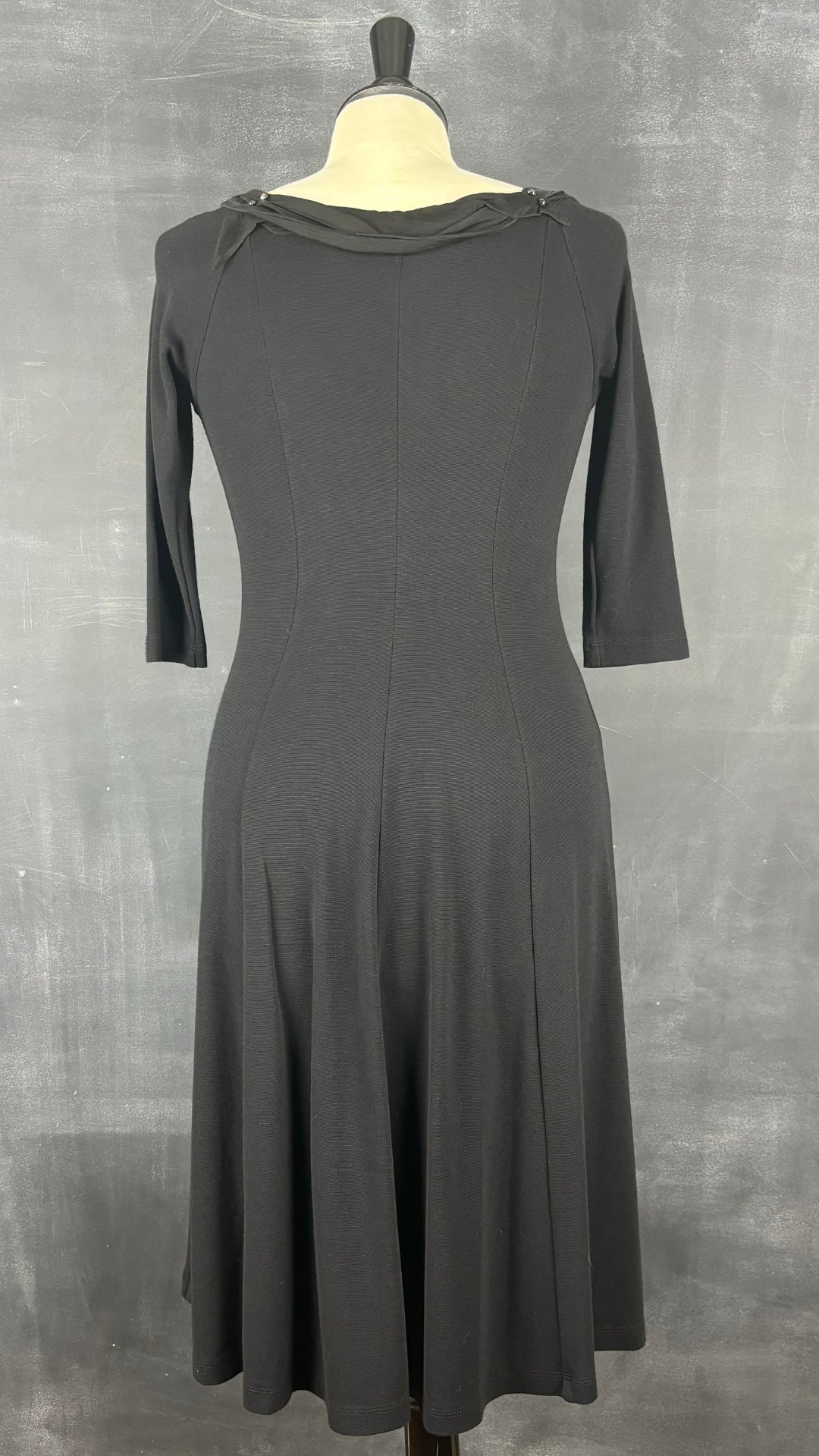 Robe noire jolie encolure Isabelle Elie Boutique, taille estimée xs/s. Vue de dos.