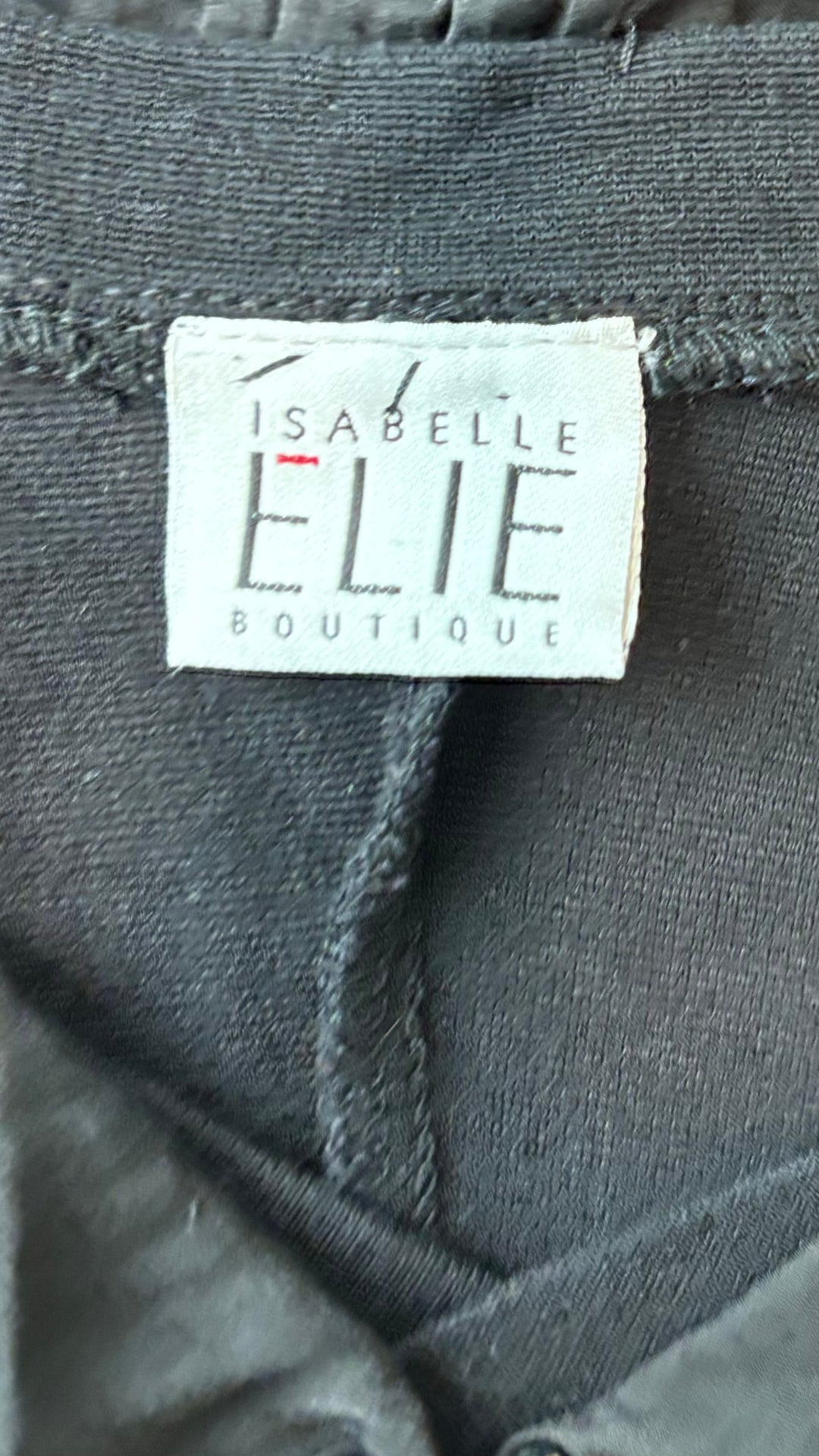 Robe noire jolie encolure Isabelle Elie Boutique, taille estimée xs/s. Vue de l'étiquette.