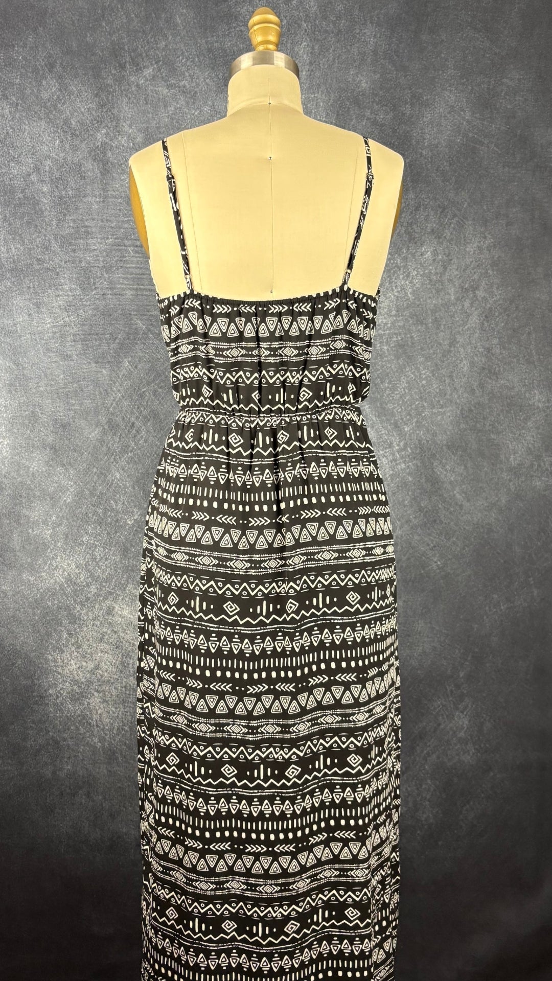 Robe noire longue à motifs géo Iris, taille small. Vue de dos.