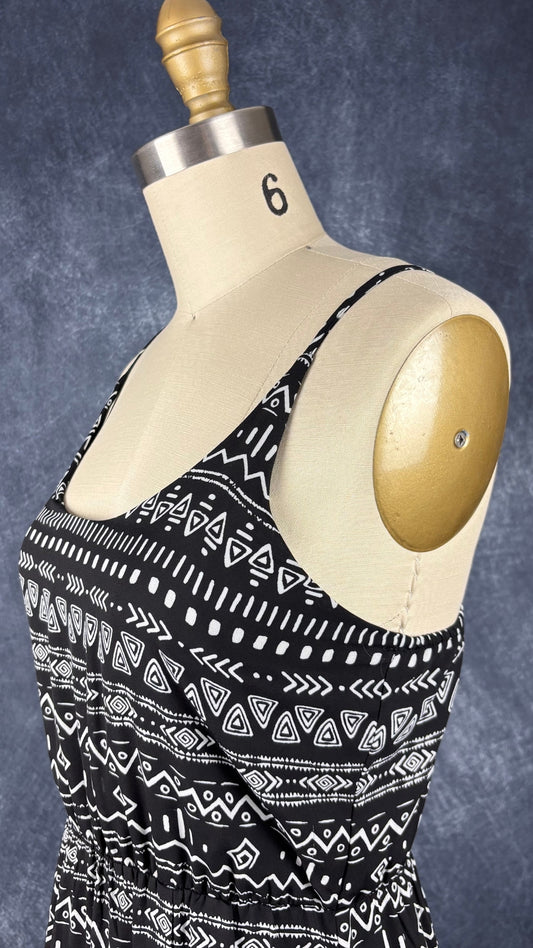 Robe noire longue à motifs géo Iris, taille small. Vue de l'encolure.