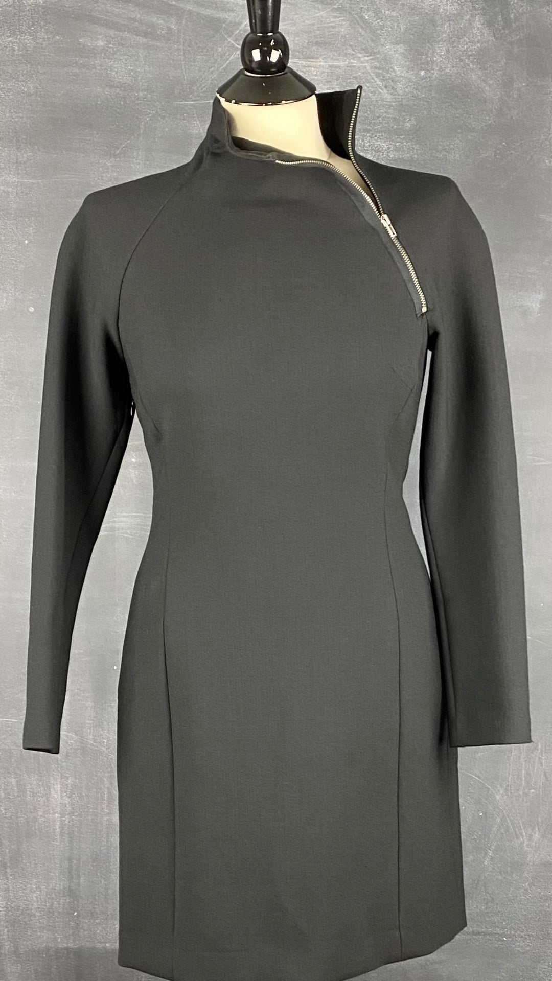 Robe noire magnifique fermeture éclair décentrée au col Theory, taille 8 (plus 6). Vue de face, col dézippé.