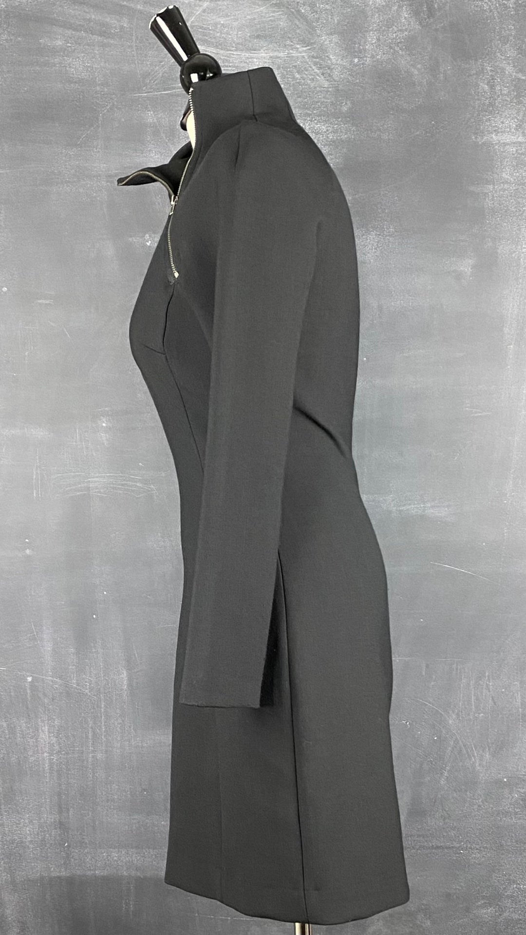 Robe noire magnifique fermeture éclair décentrée au col Theory, taille 8 (plus 6). Vue de côté.