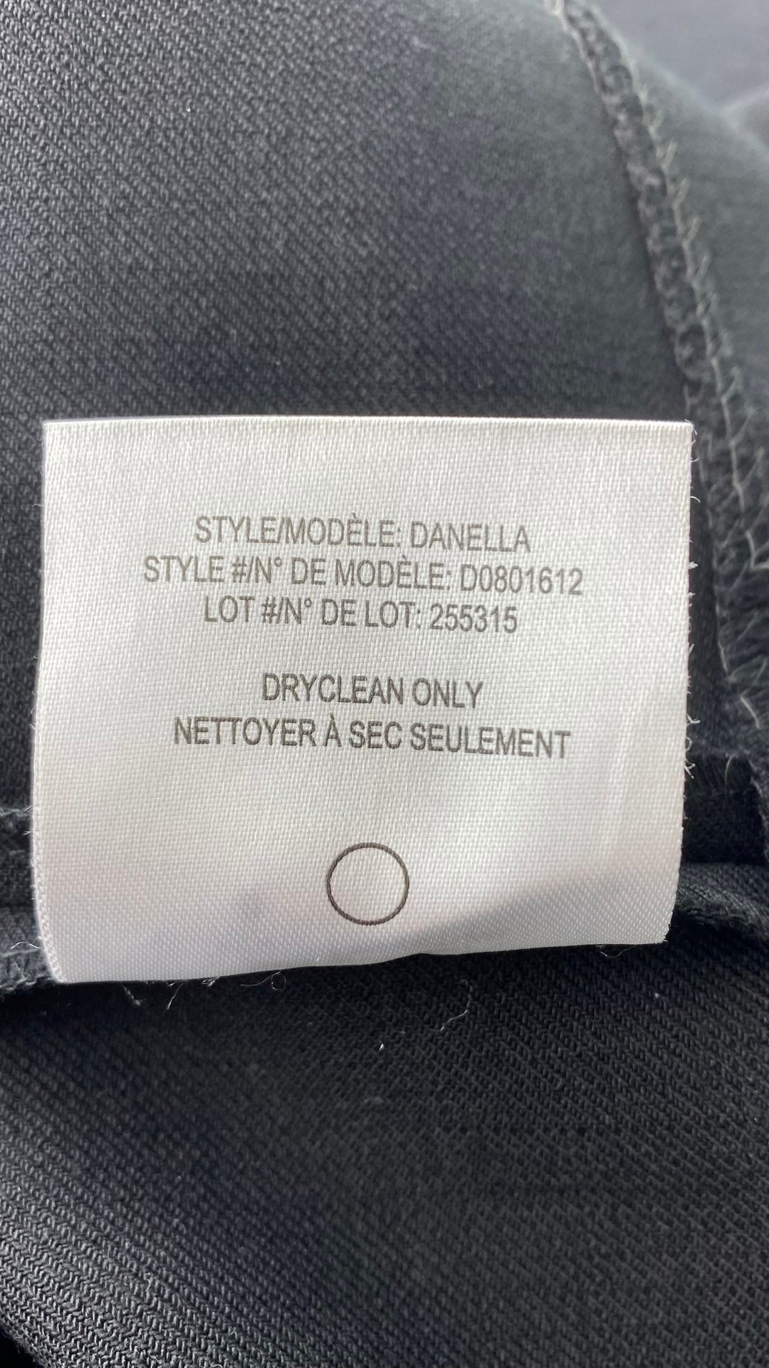 Robe noire magnifique fermeture éclair décentrée au col Theory, taille 8 (plus 6). Vue de l'étiquette d'entretien.