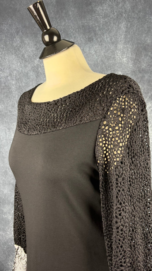 Robe noire à manches longues en dentelle Myco Anna, taille large. Vue de l'encolure.