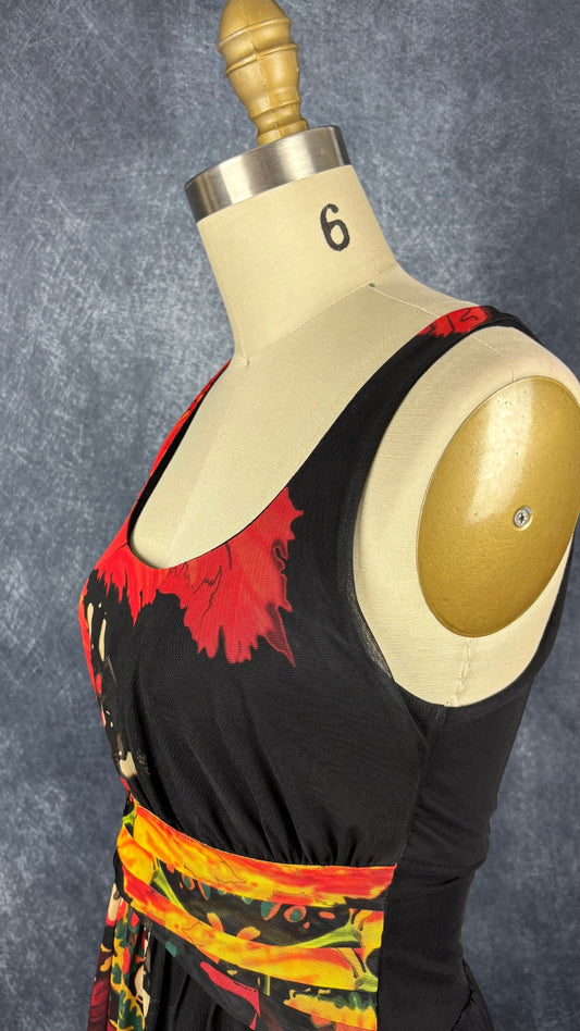 Robe noire à motif floral coloré sur fin voilage, Desigual, taille medium (qui fait plus small). Vue de l'encolure.