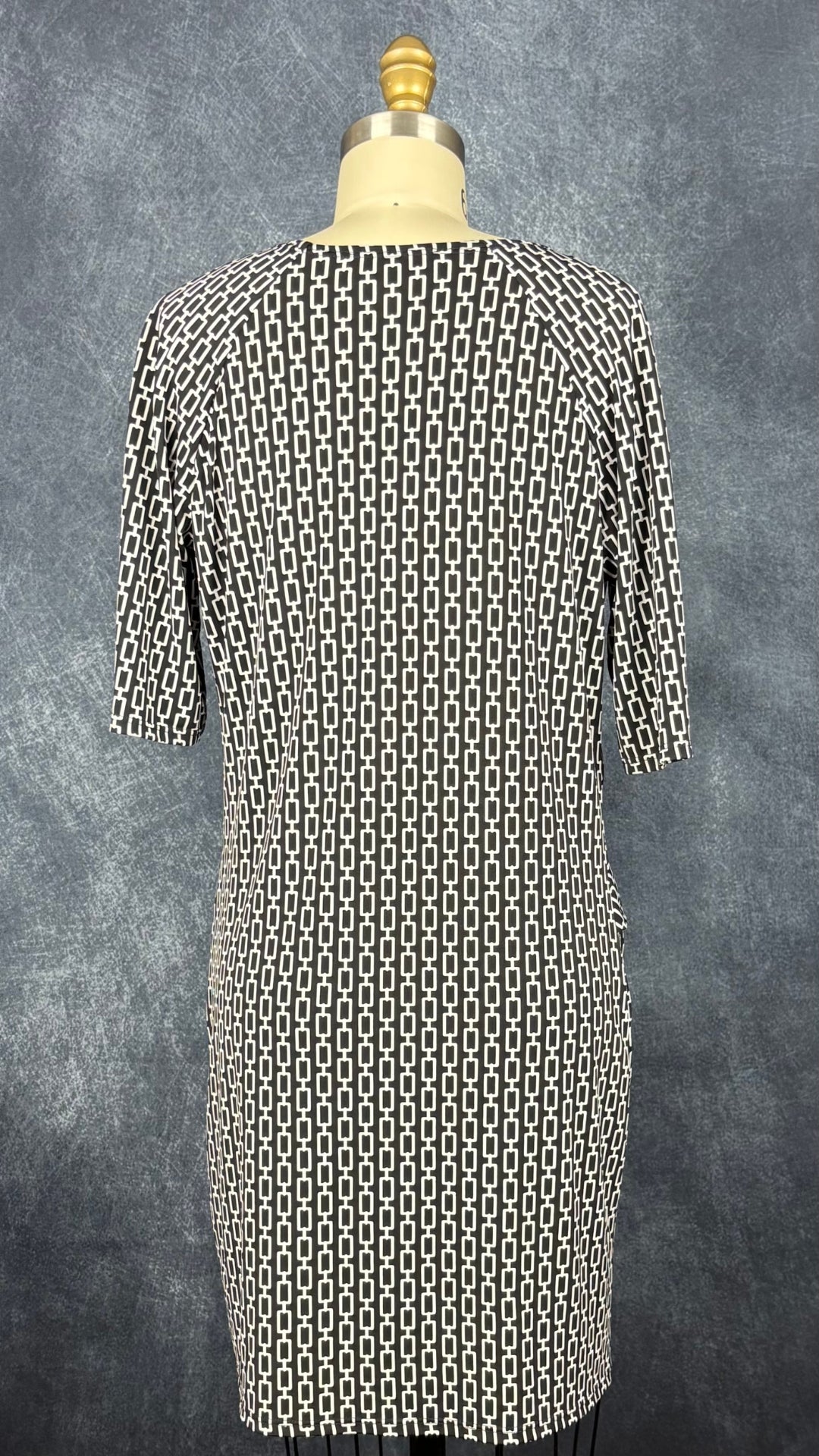 Robe noire à motifs géométriques écru, nouée à l'avant, Judy Judy Design, taille estimée à small/medium. Vue de dos.