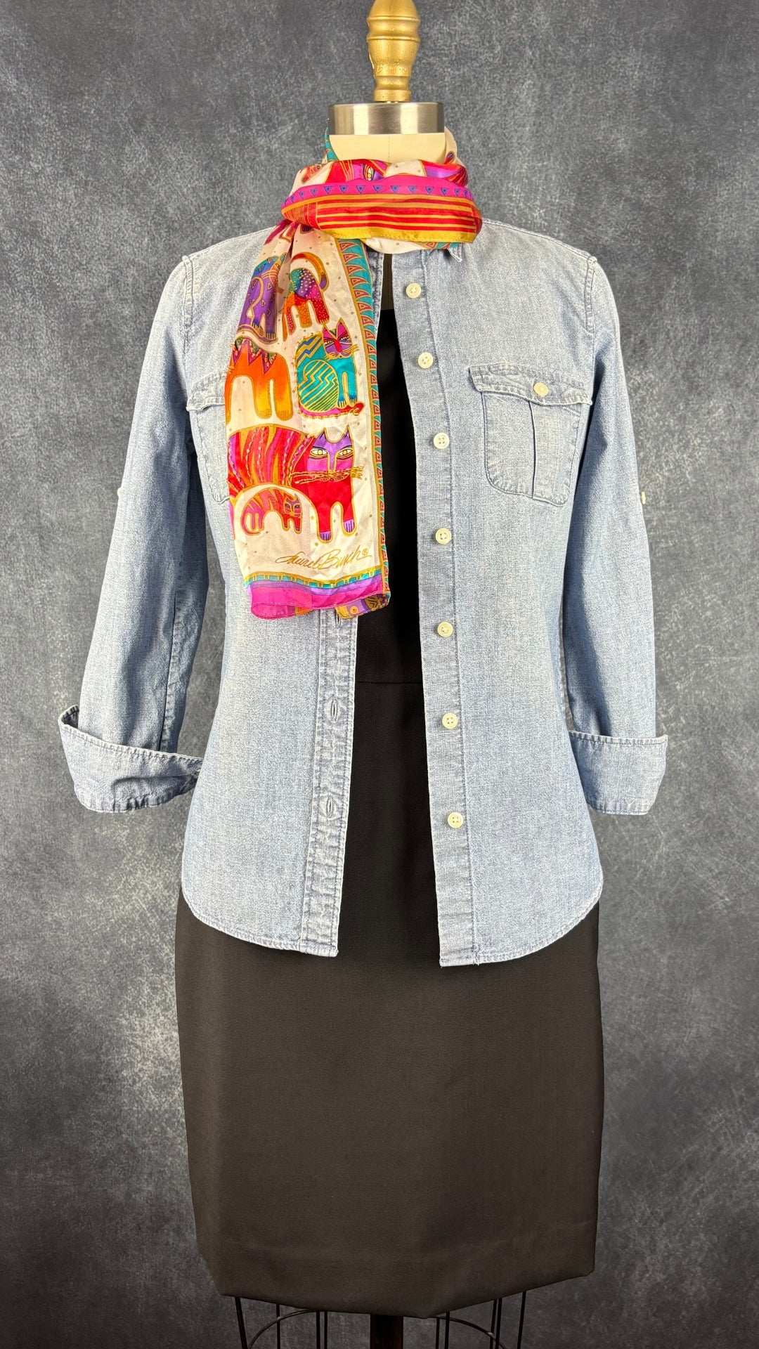 Robe noire parfaite en fin lainage J.Crew neuve, taille 2 petite. Vue de l'agencement avec le foulard en soie avec chats colorés et le chemisier en jeans pâle J.Crew.
