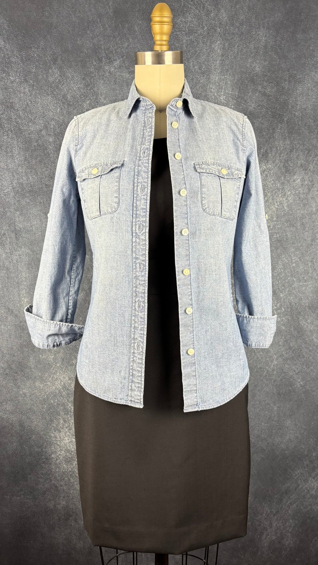 Robe noire parfaite en fin lainage J.Crew neuve, taille 2 petite. Vue de l'agencement avec la chemise en jeans J.Crew.