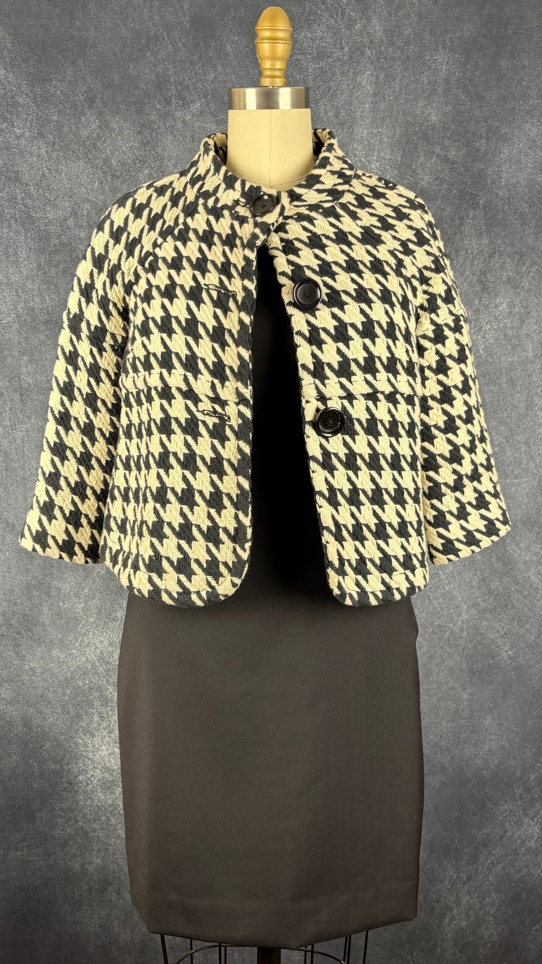 Robe noire parfaite en fin lainage J.Crew neuve, taille 2 petite. Vue de l'agencement avec la veste en tweed pied-de-poule Michael Kors.