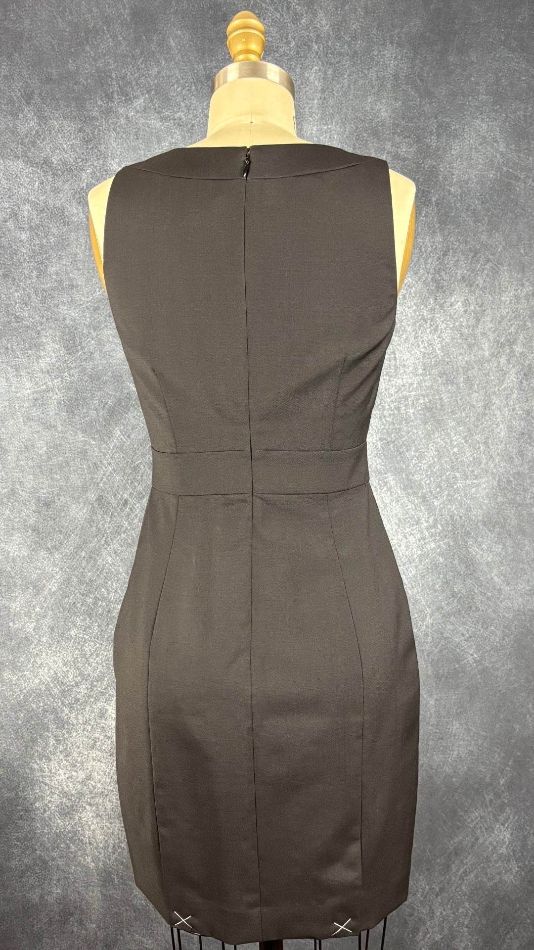 Robe noire parfaite en fin lainage J.Crew neuve, taille 2 petite. Vue de dos.