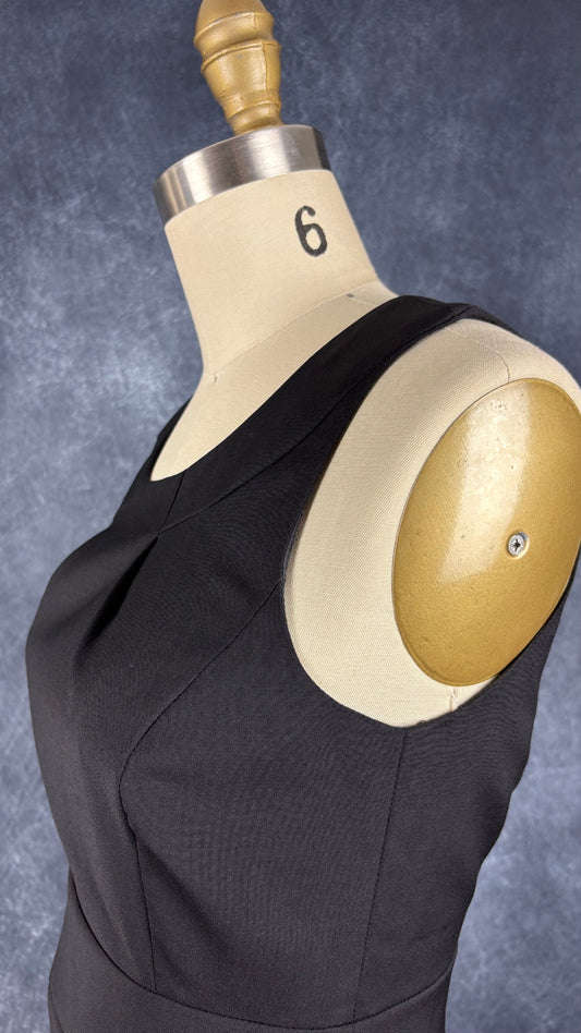 Robe noire parfaite en fin lainage J.Crew neuve, taille 2 petite. Vue de l'encolure.