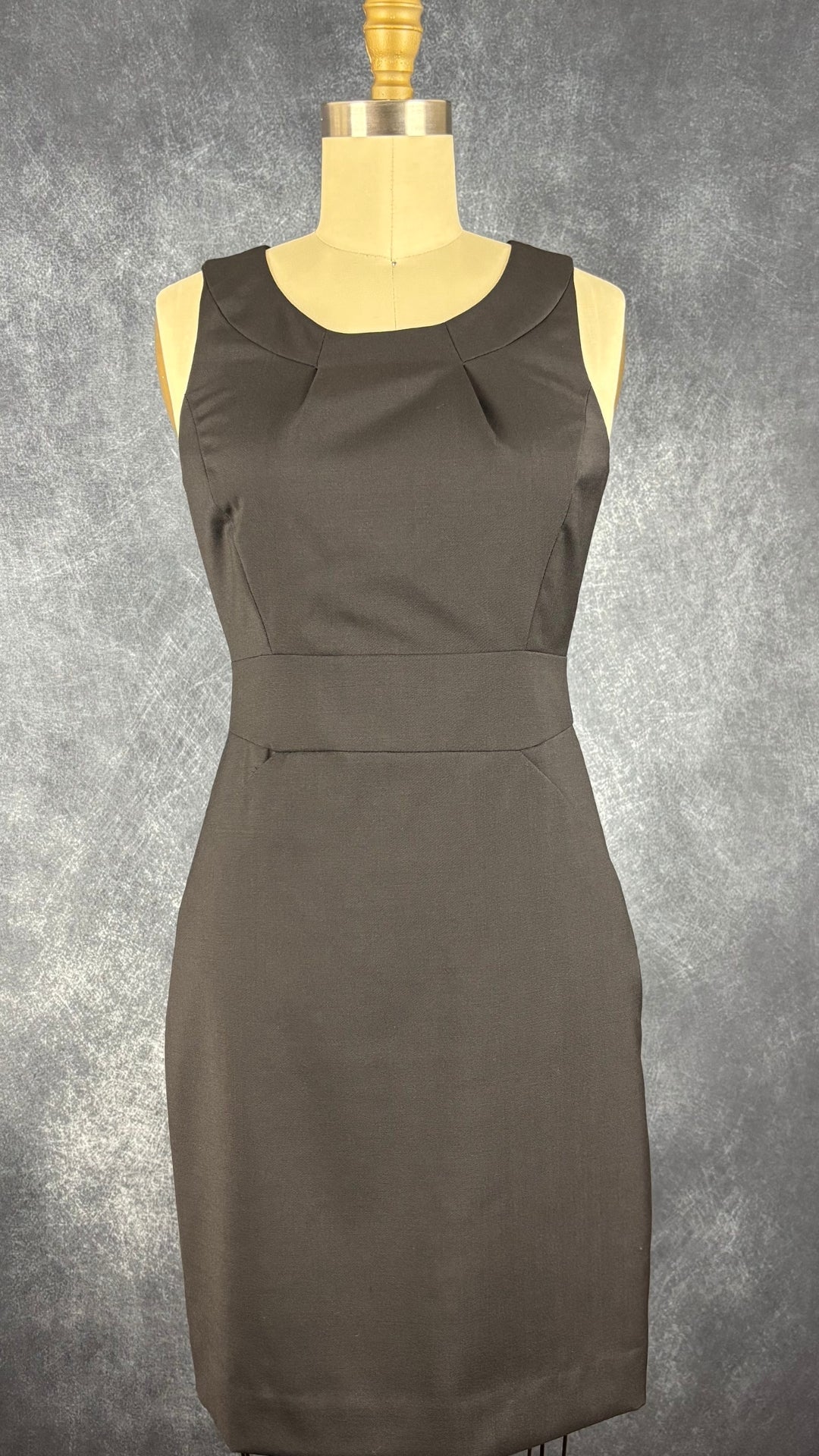 Robe noire parfaite en fin lainage J.Crew neuve, taille 2 petite. Vue de face.