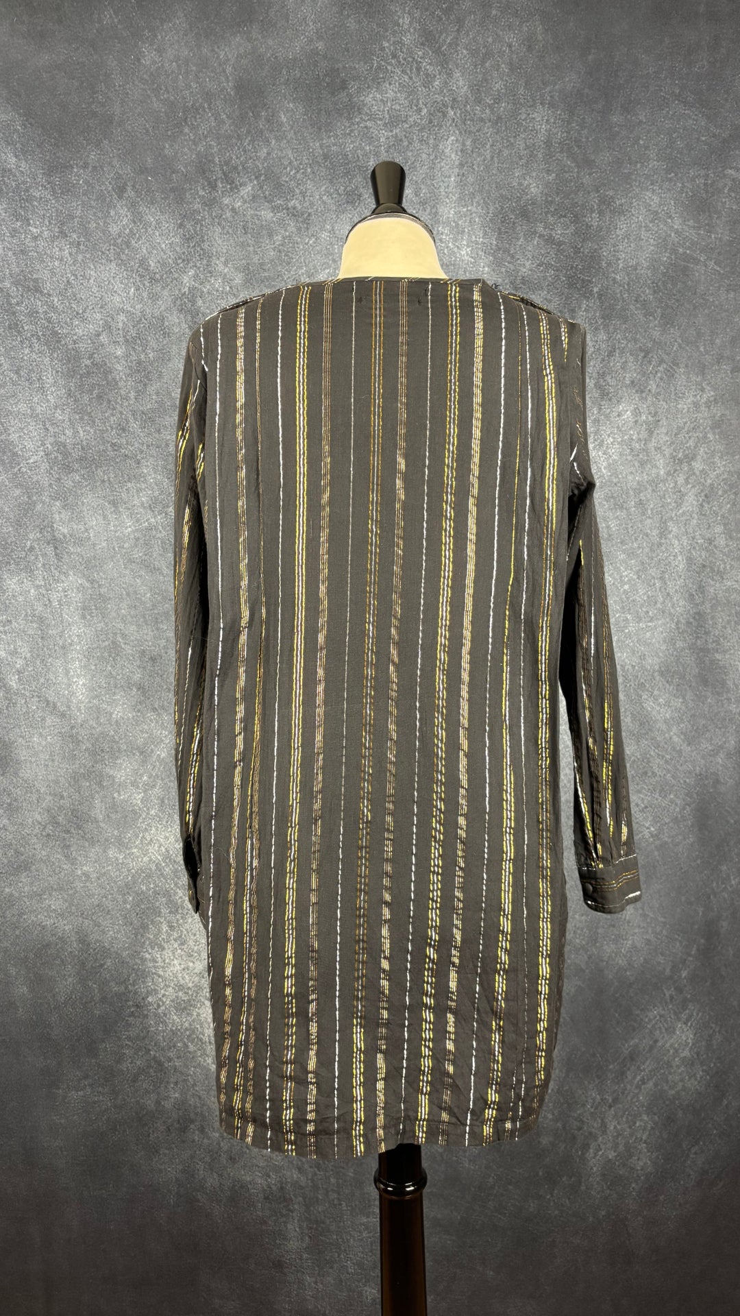 Robe noire à rayures or et argent Scotch & Soda, taille estimée à medium. Vue de dos.