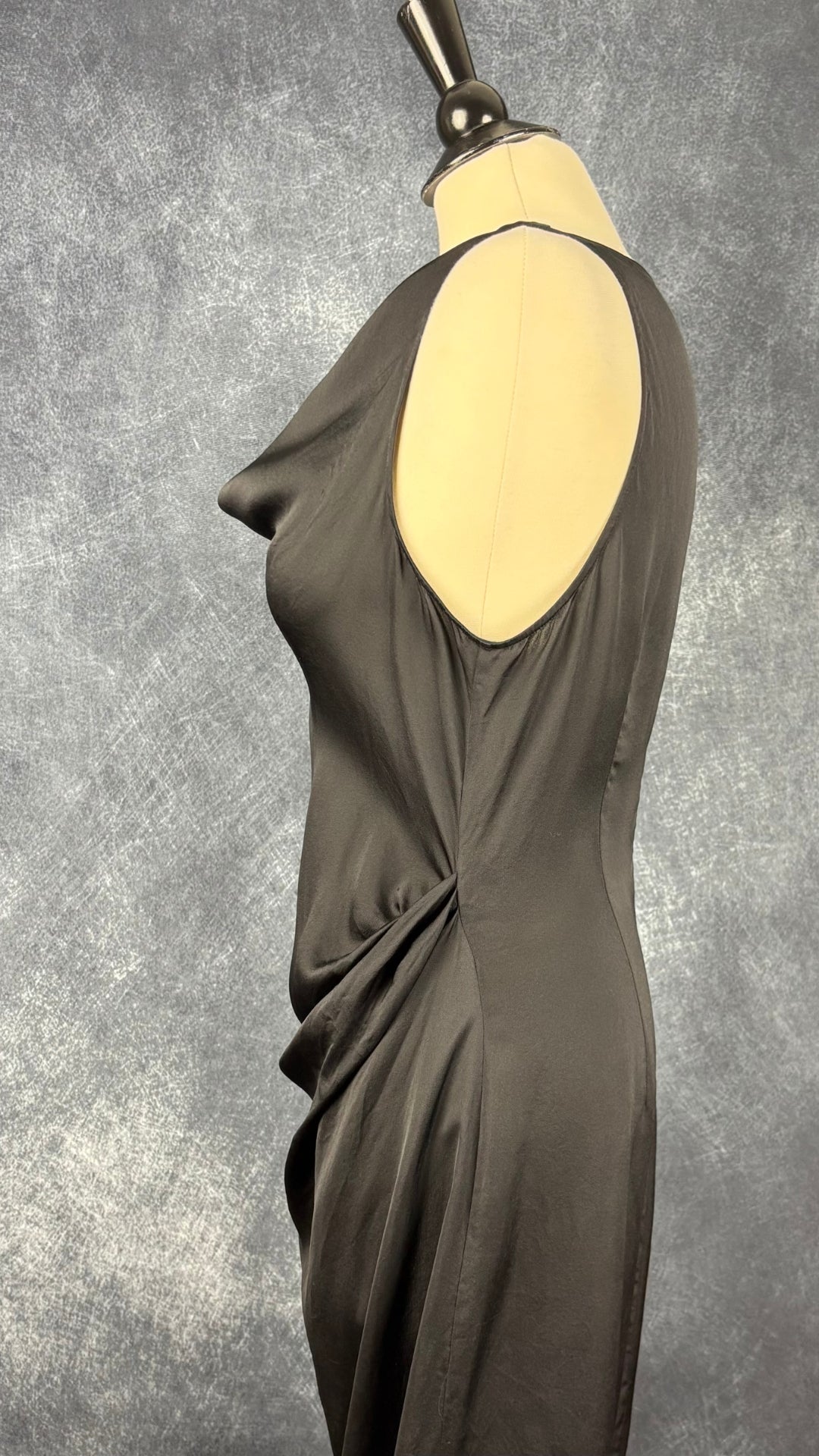 Robe noire en satin de soie à encolure drapée et plissé sur le côté Theory, taille 12. Vue de côté.