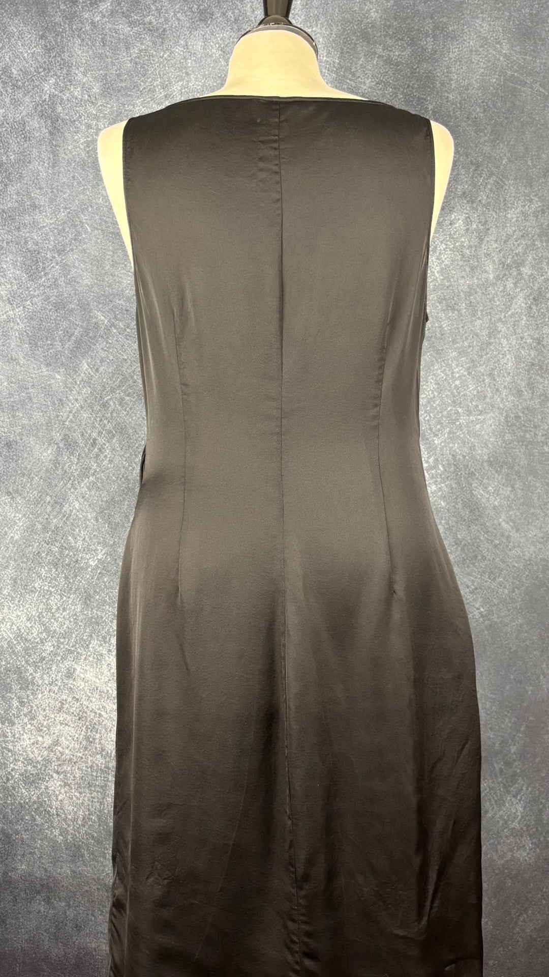 Robe noire en satin de soie à encolure drapée et plissé sur le côté Theory, taille 12. Vue de dos.