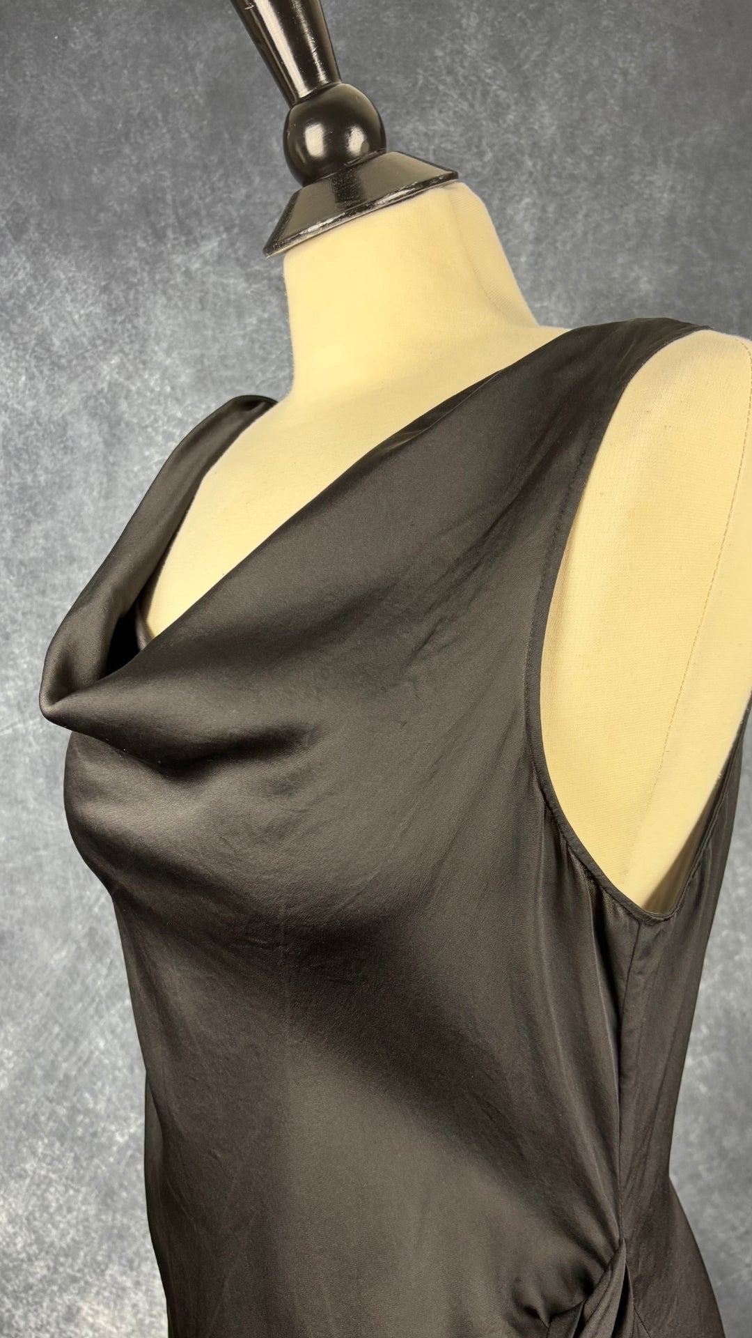 Robe noire en satin de soie à encolure drapée et plissé sur le côté Theory, taille 12. Vue de côté.