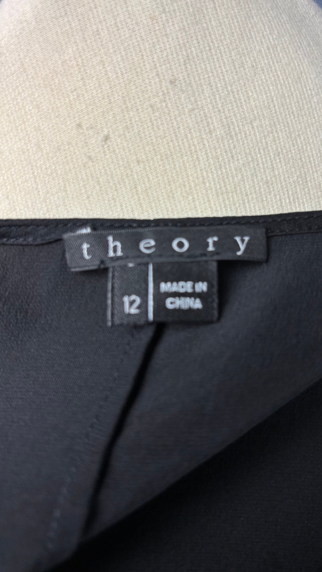 Robe noire en satin de soie à encolure drapée et plissé sur le côté Theory, taille 12. Vue de l'étiquette.
