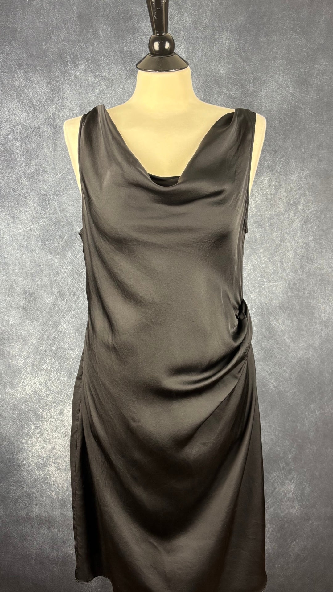 Robe noire en satin de soie à encolure drapée et plissé sur le côté Theory, taille 12. Vue de face.