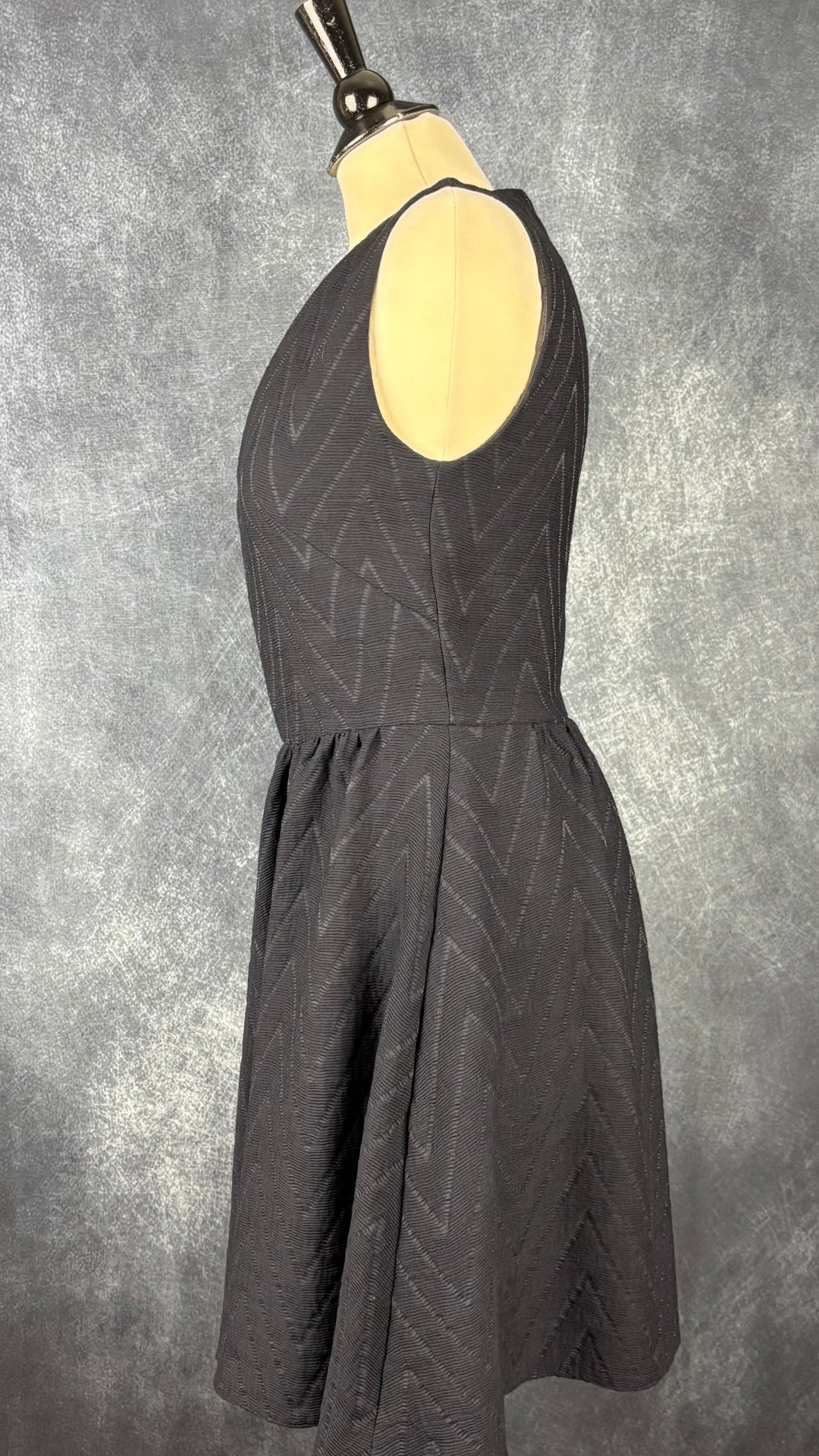 Robe texturée bleu-noir coupe patineuse avec poches Maje, taille 3 (env. medium). Vue de côté.