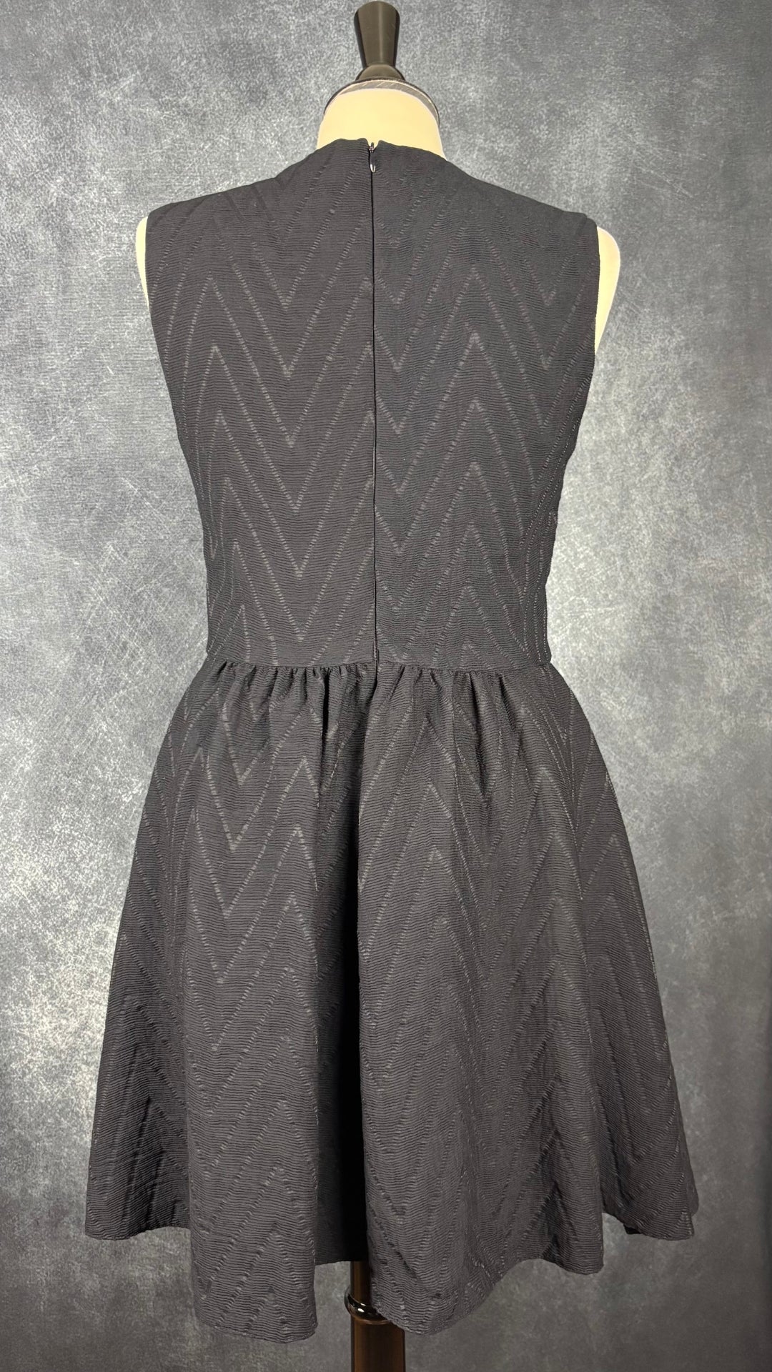 Robe texturée bleu-noir coupe patineuse avec poches Maje, taille 3 (env. medium). Vue de dos.