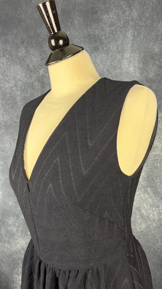 Robe texturée bleu-noir coupe patineuse avec poches Maje, taille 3 (env. medium). Vue de l'encolure.