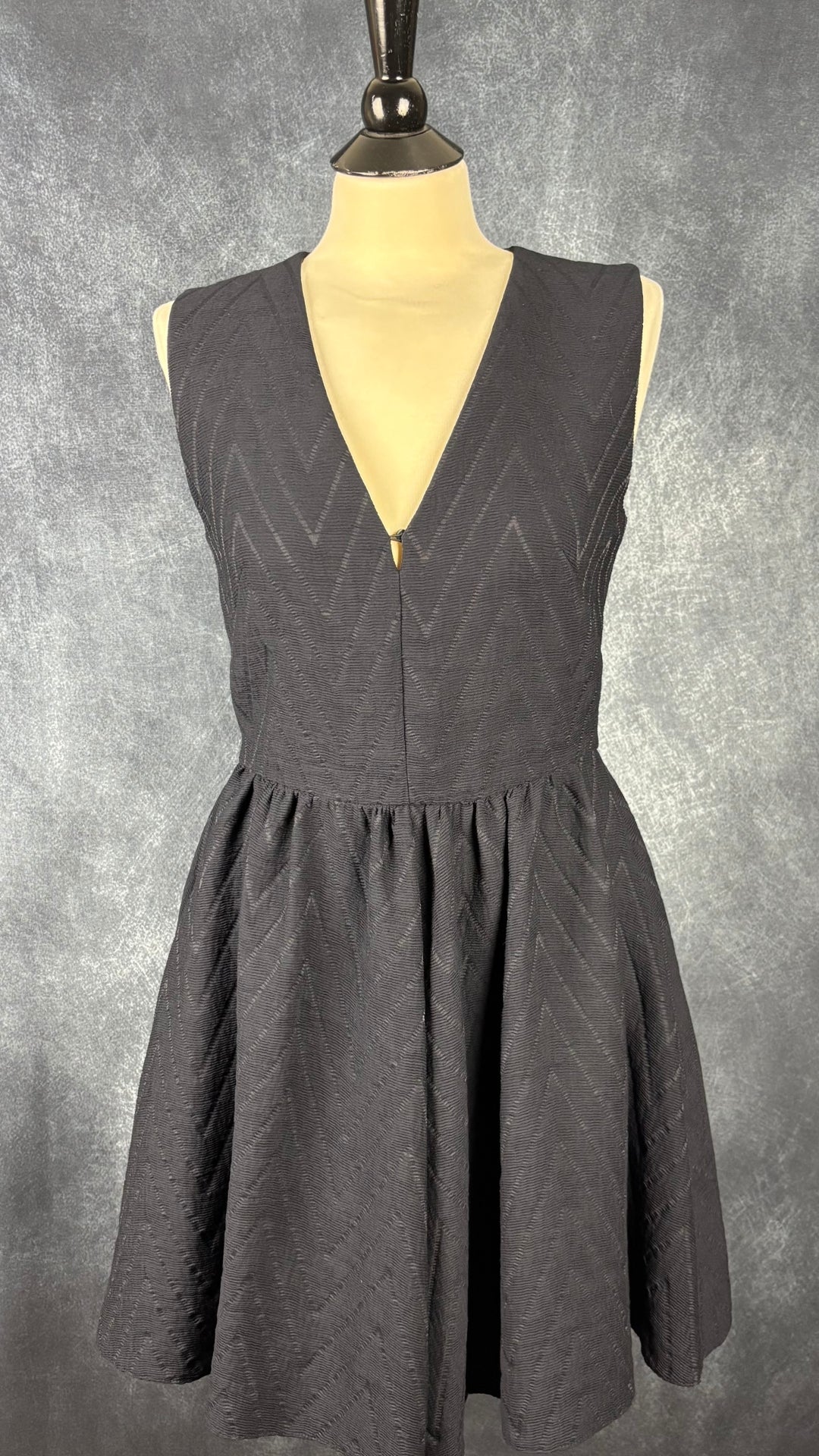 Robe texturée bleu-noir coupe patineuse avec poches Maje, taille 3 (env. medium). Vue de face.