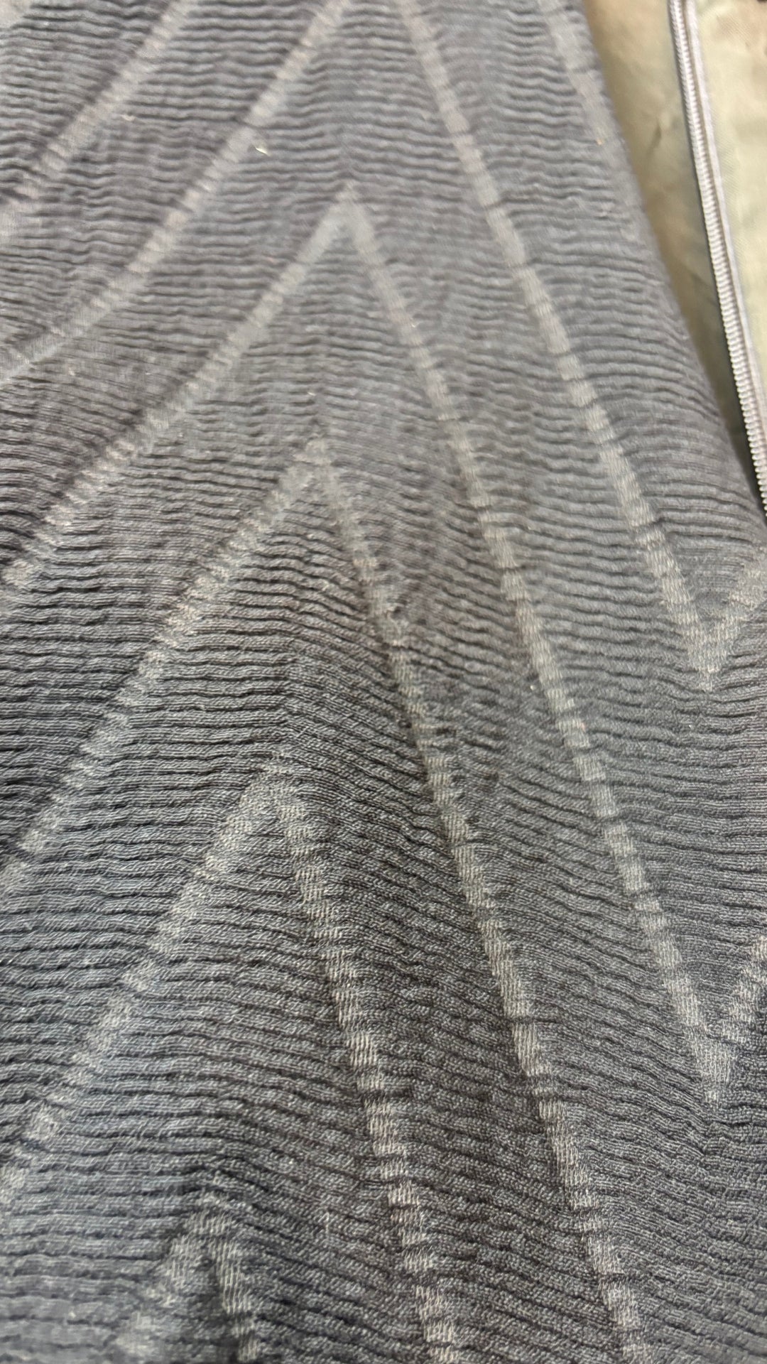 Robe texturée bleu-noir coupe patineuse avec poches Maje, taille 3 (env. medium). Vue de près du tissu.