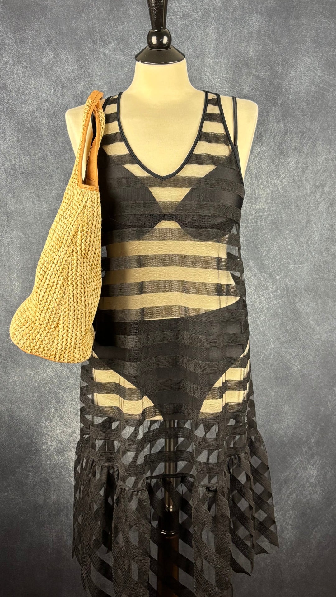 Robe noire transparente à rayures ton sur ton Marc Cain, taille estimée à small/medium. Vue de l'agencement avec un maillot de bain et un sac de paille.