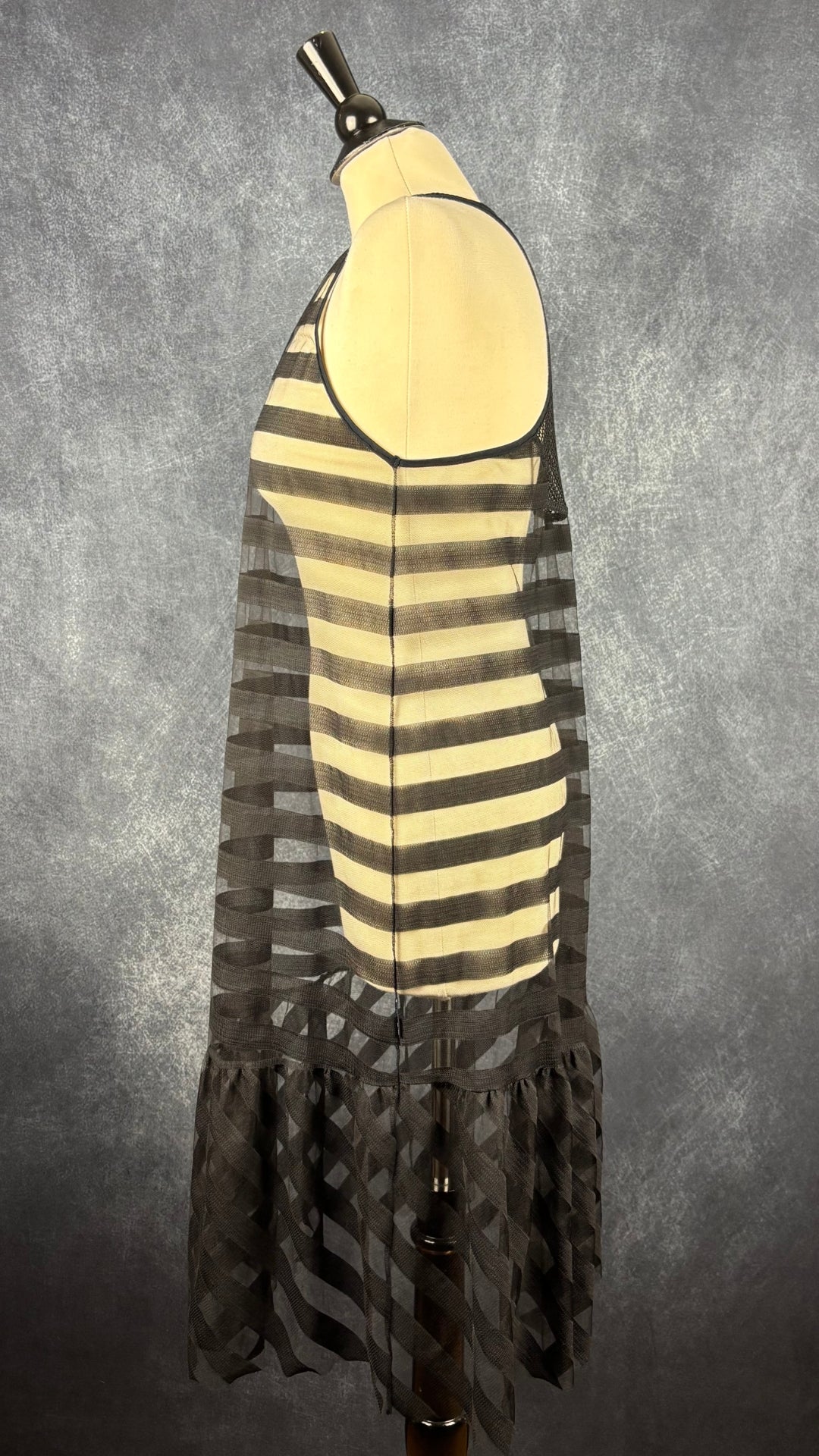 Robe noire transparente à rayures ton sur ton Marc Cain, taille estimée à small/medium. Vue de côté.