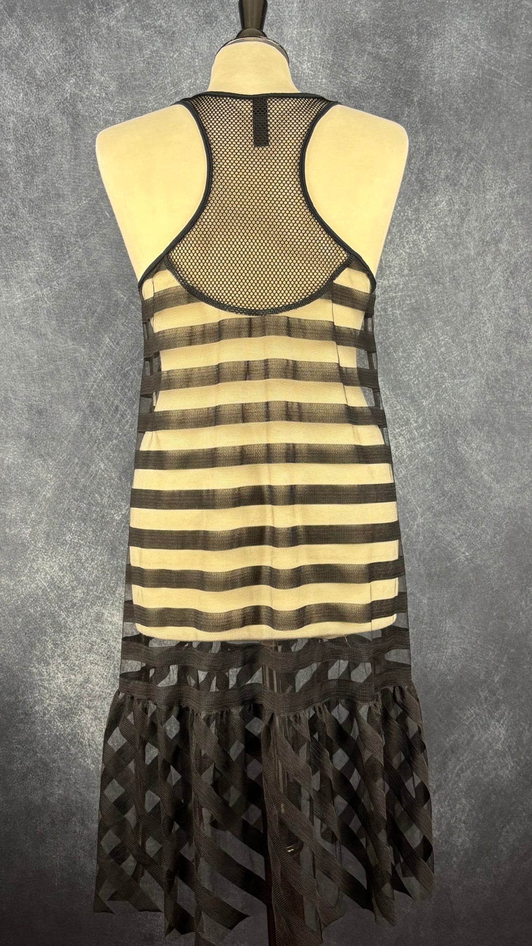 Robe noire transparente à rayures ton sur ton Marc Cain, taille estimée à small/medium. Vue de dos.