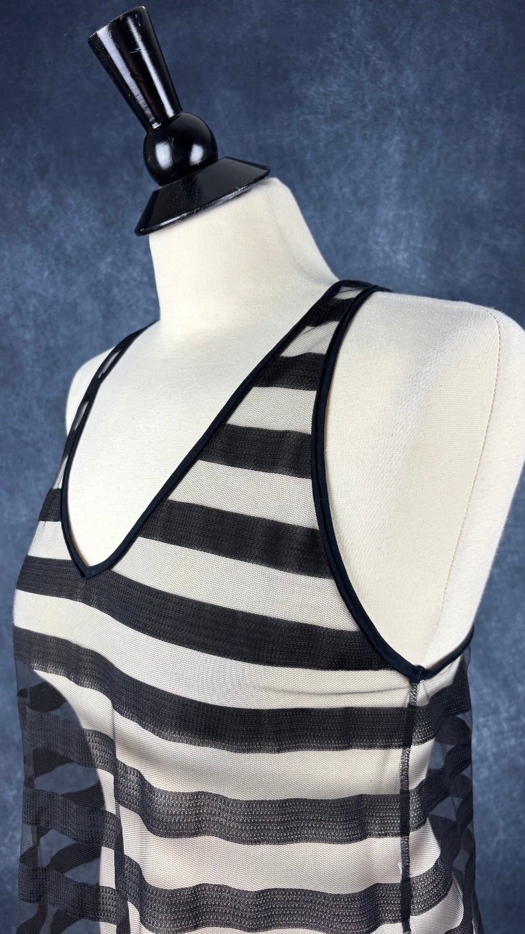 Robe noire transparente à rayures ton sur ton Marc Cain, taille estimée à small/medium. Vue de l'encolure.