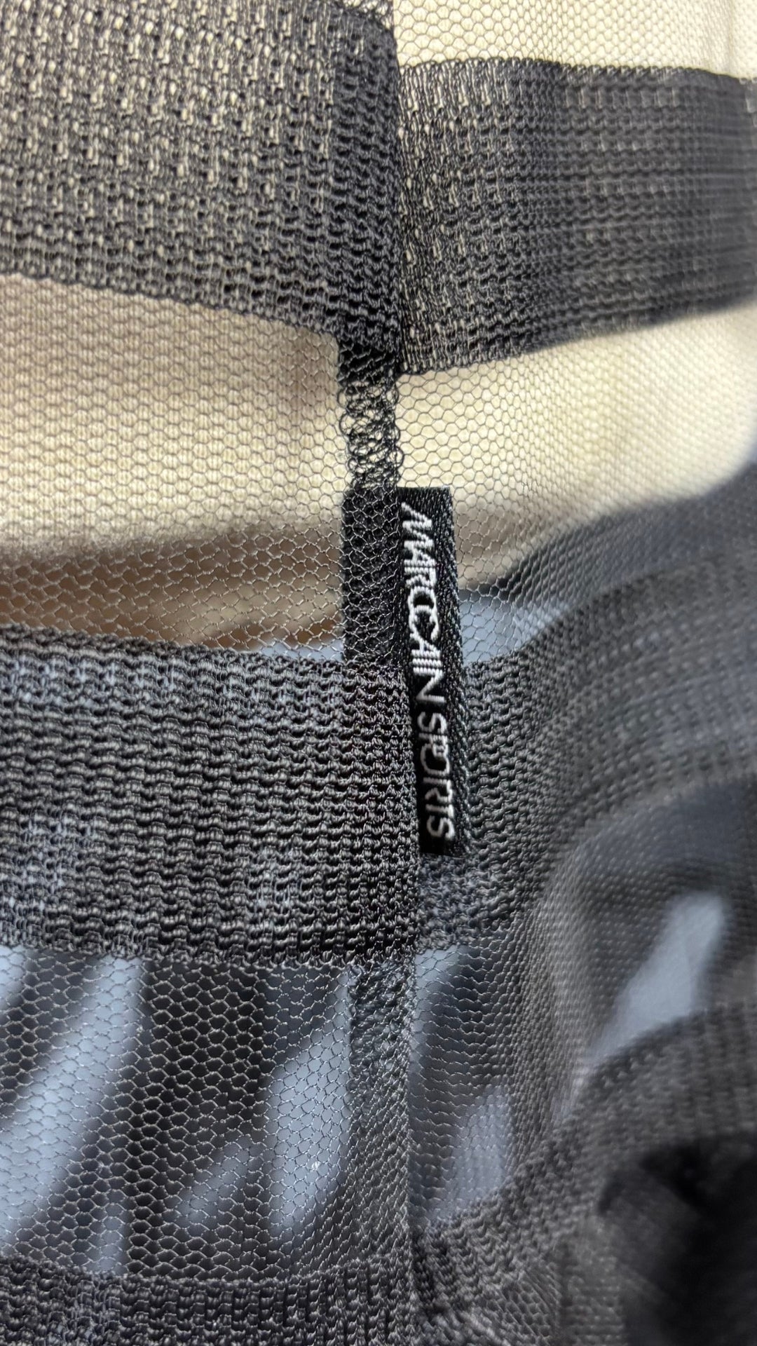 Robe noire transparente à rayures ton sur ton Marc Cain, taille estimée à small/medium. Vue de l'étiquette extérieure.