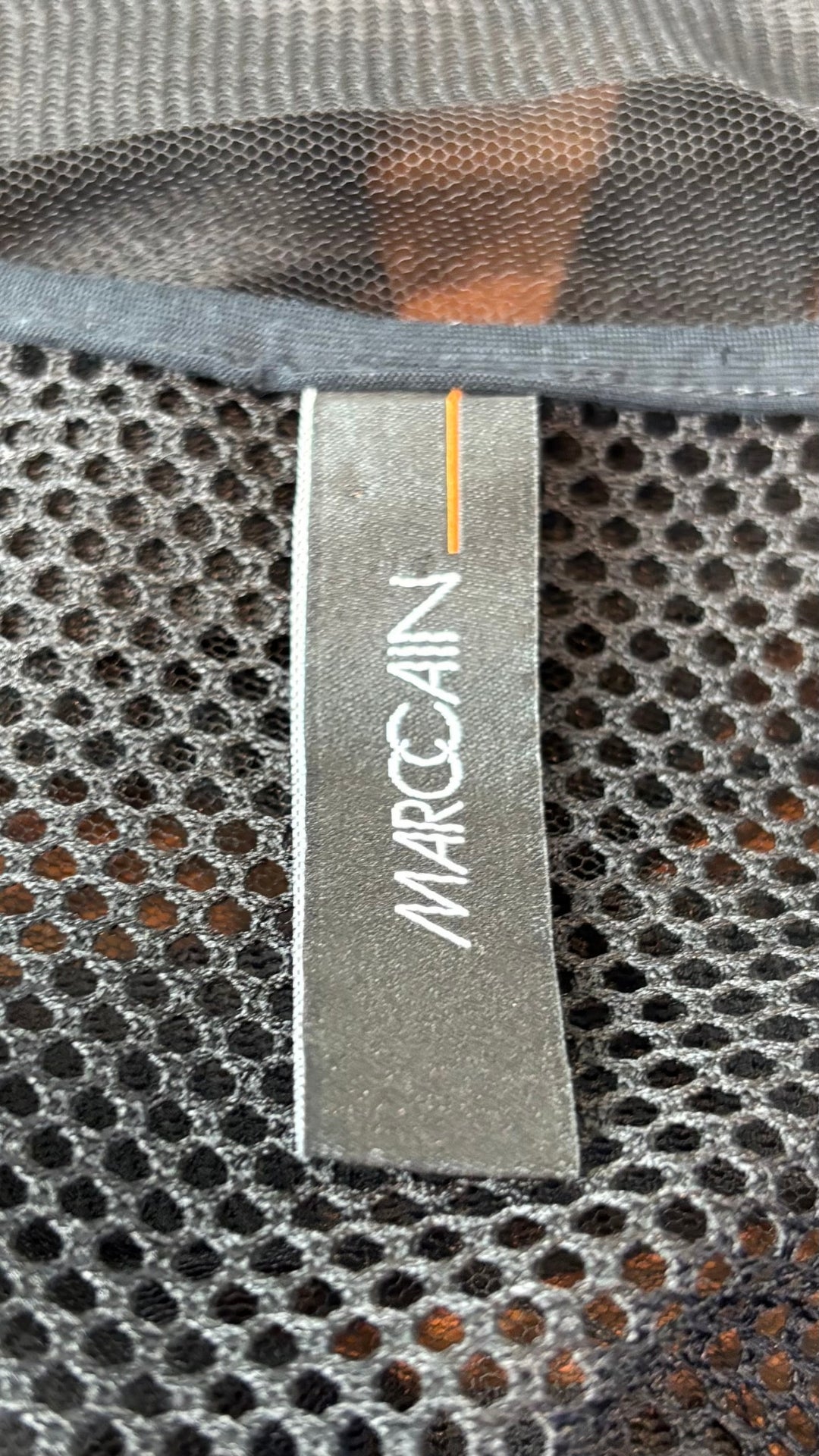 Robe noire transparente à rayures ton sur ton Marc Cain, taille estimée à small/medium. Vue de l'étiquette à l'encolure.