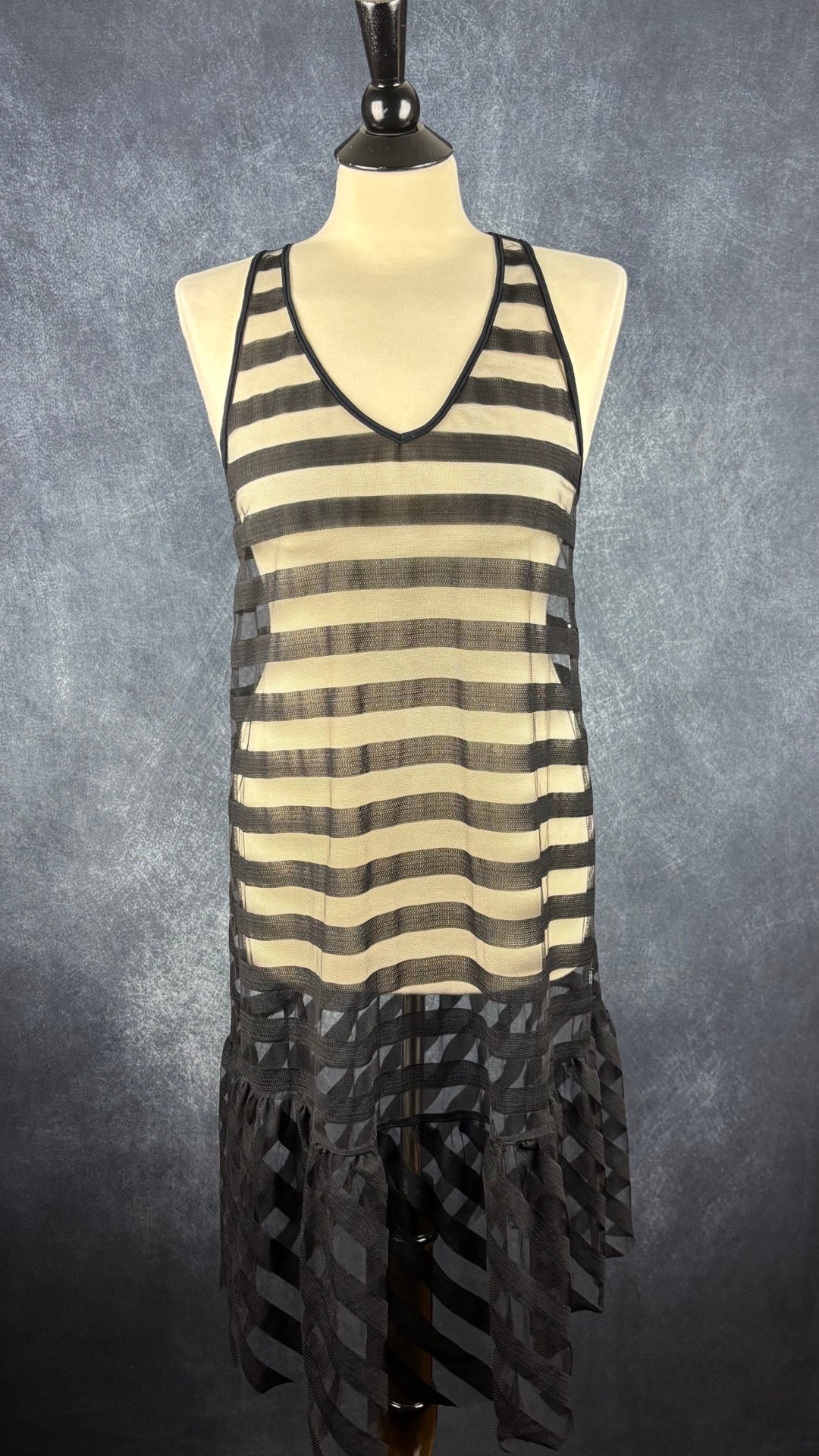 Robe noire transparente à rayures ton sur ton Marc Cain, taille estimée à small/medium. Vue de face.